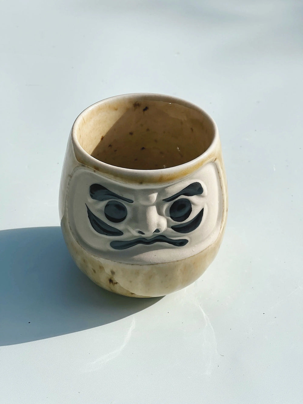 Japansk Daruma krus i sand/gylden gul keramik Studio Hafnia
