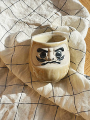 Japansk Daruma krus i sand/gylden gul keramik Studio Hafnia