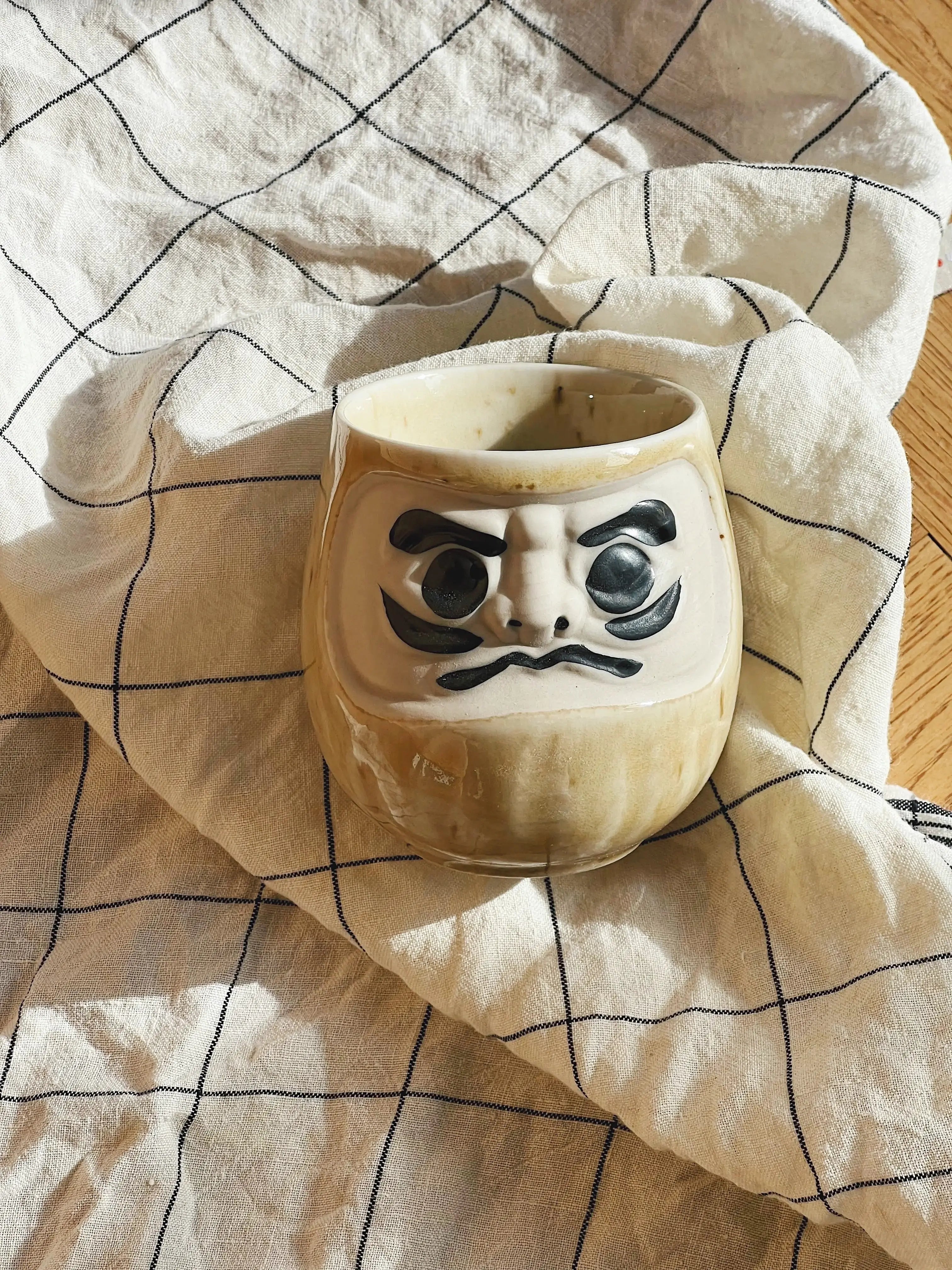 Japansk Daruma krus i sand/gylden gul keramik Studio Hafnia