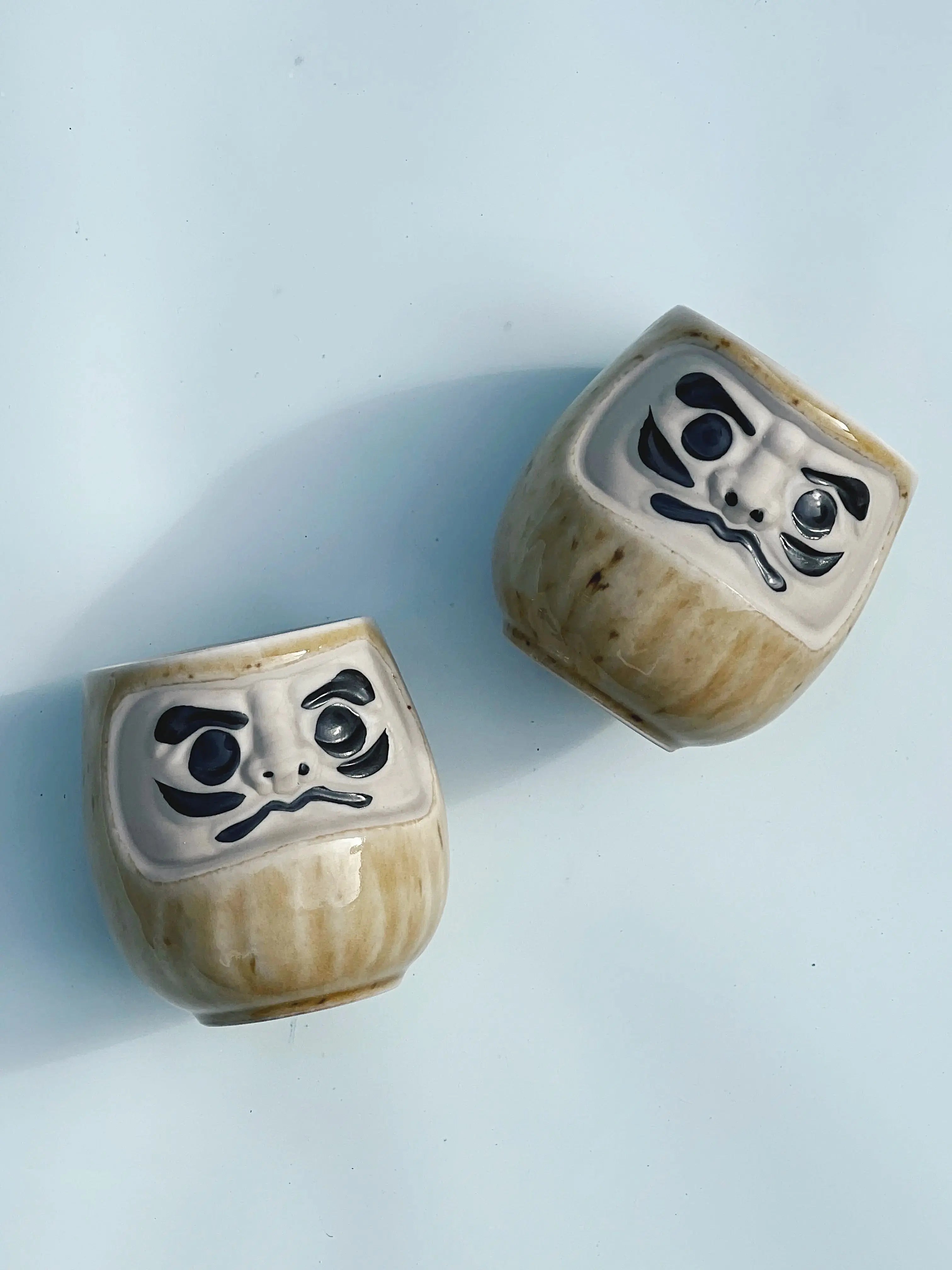 Japansk Daruma krus i sand/gylden gul keramik Studio Hafnia