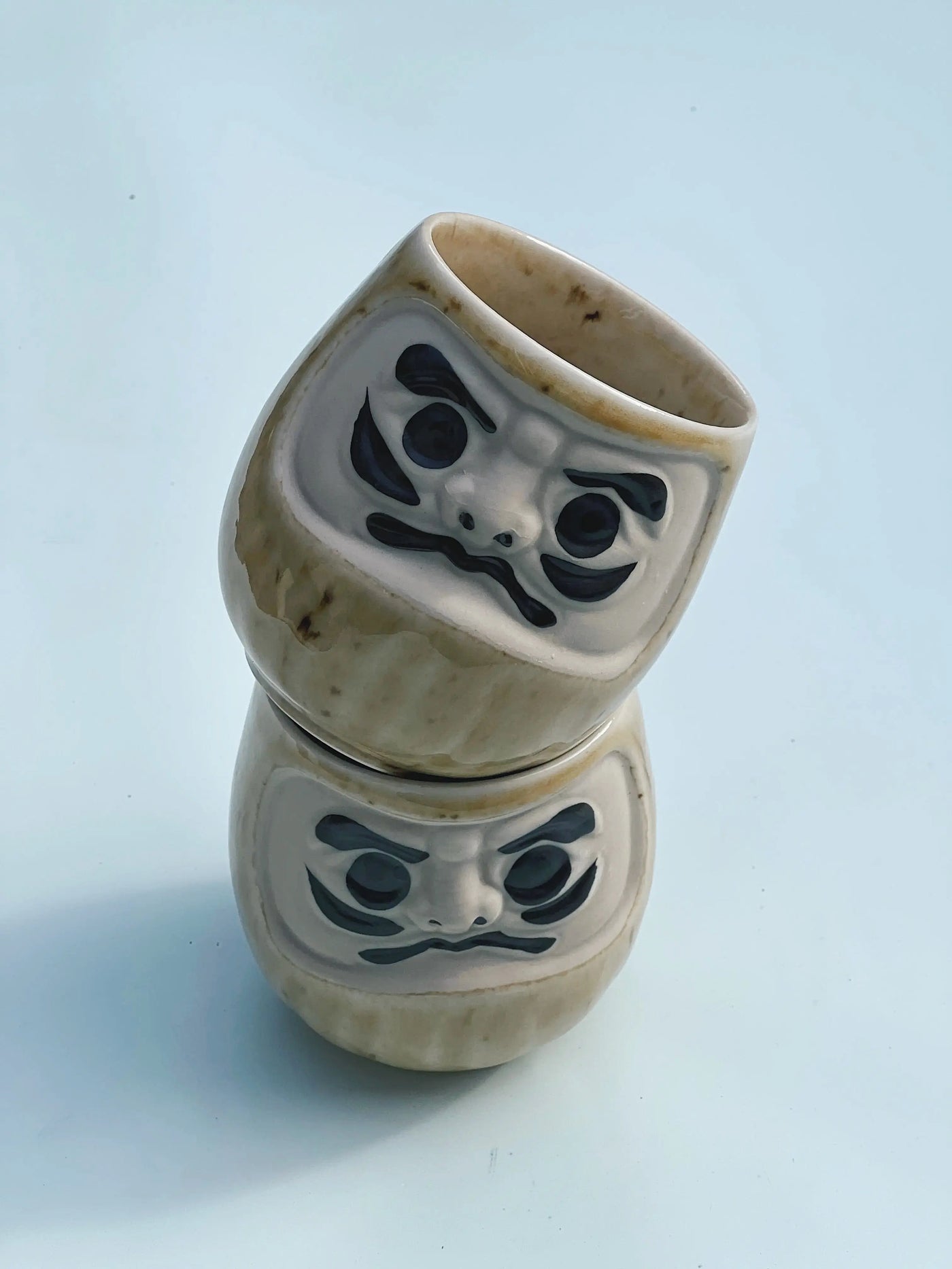 Japansk Daruma krus i sand/gylden gul keramik Studio Hafnia