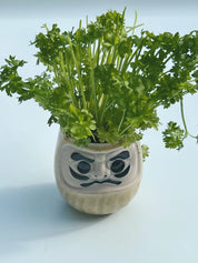 Japansk Daruma krus i sand/gylden gul keramik Studio Hafnia