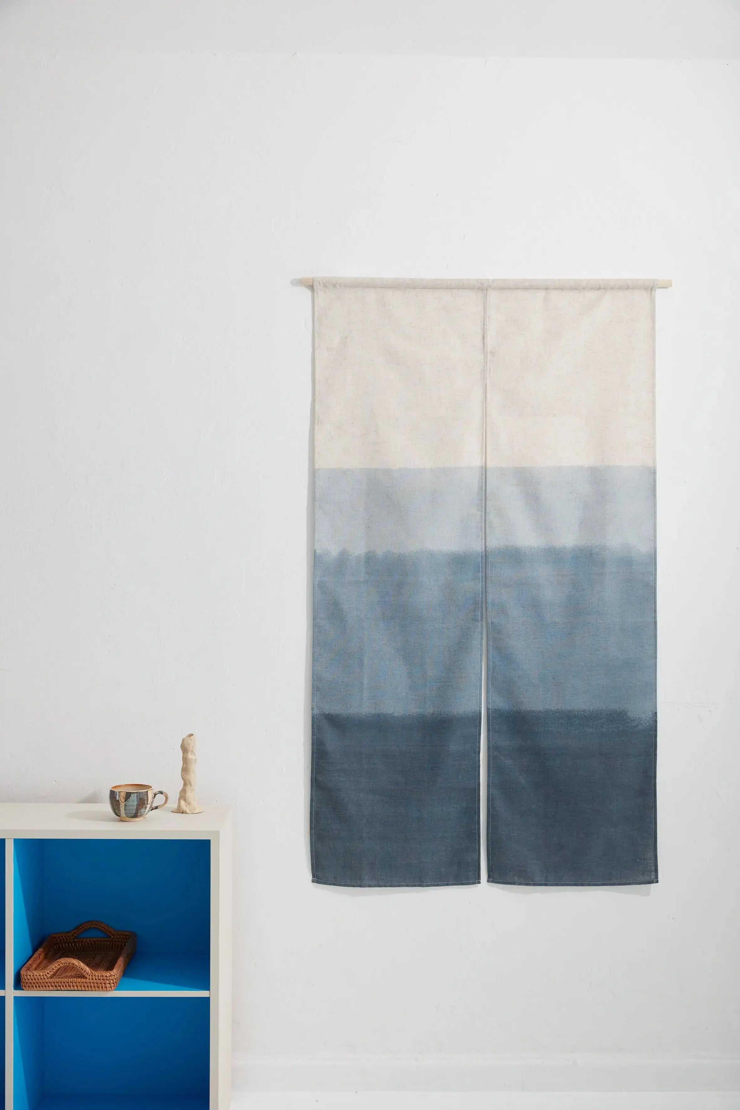 Japansk Håndtrykt Vægtæppe | 85 x 150 cm Blå med ophæng Studio Hafnia