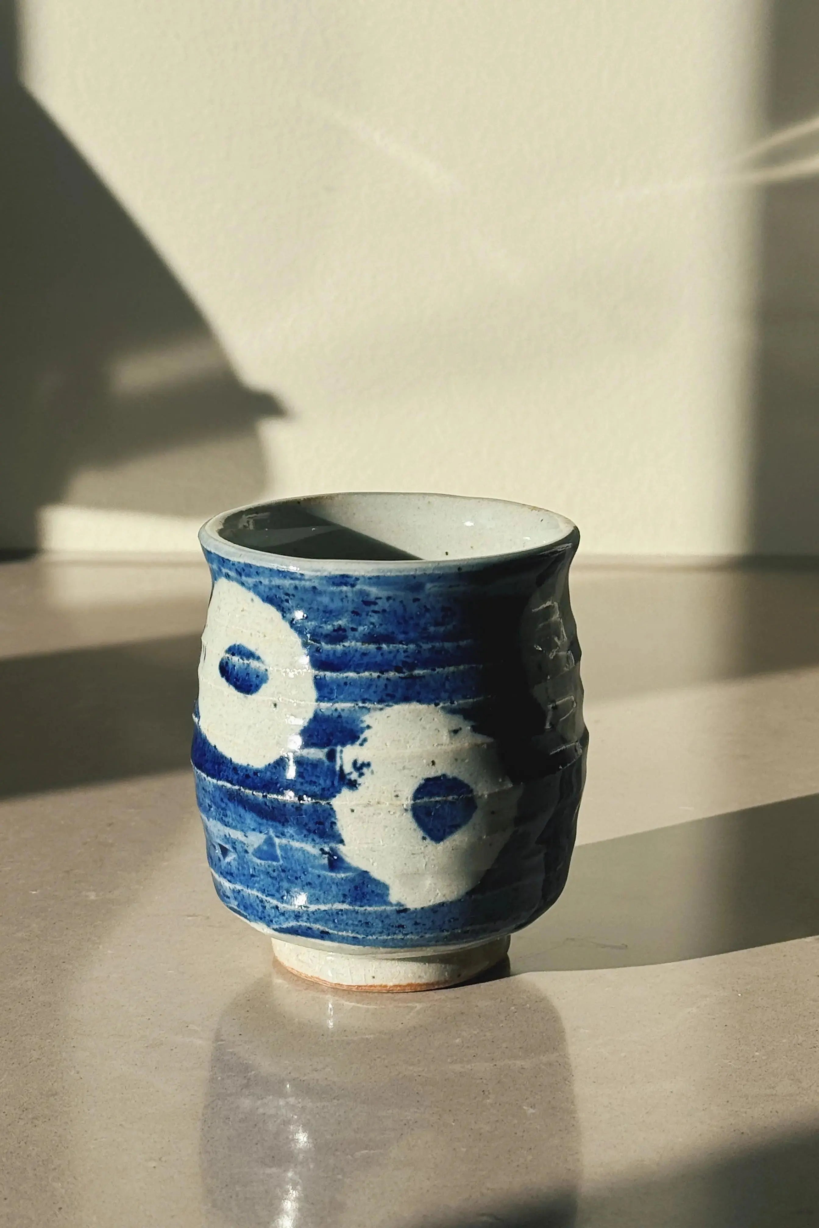 Japansk Keramik Kop – Blå Penselstrøg Studio Hafnia