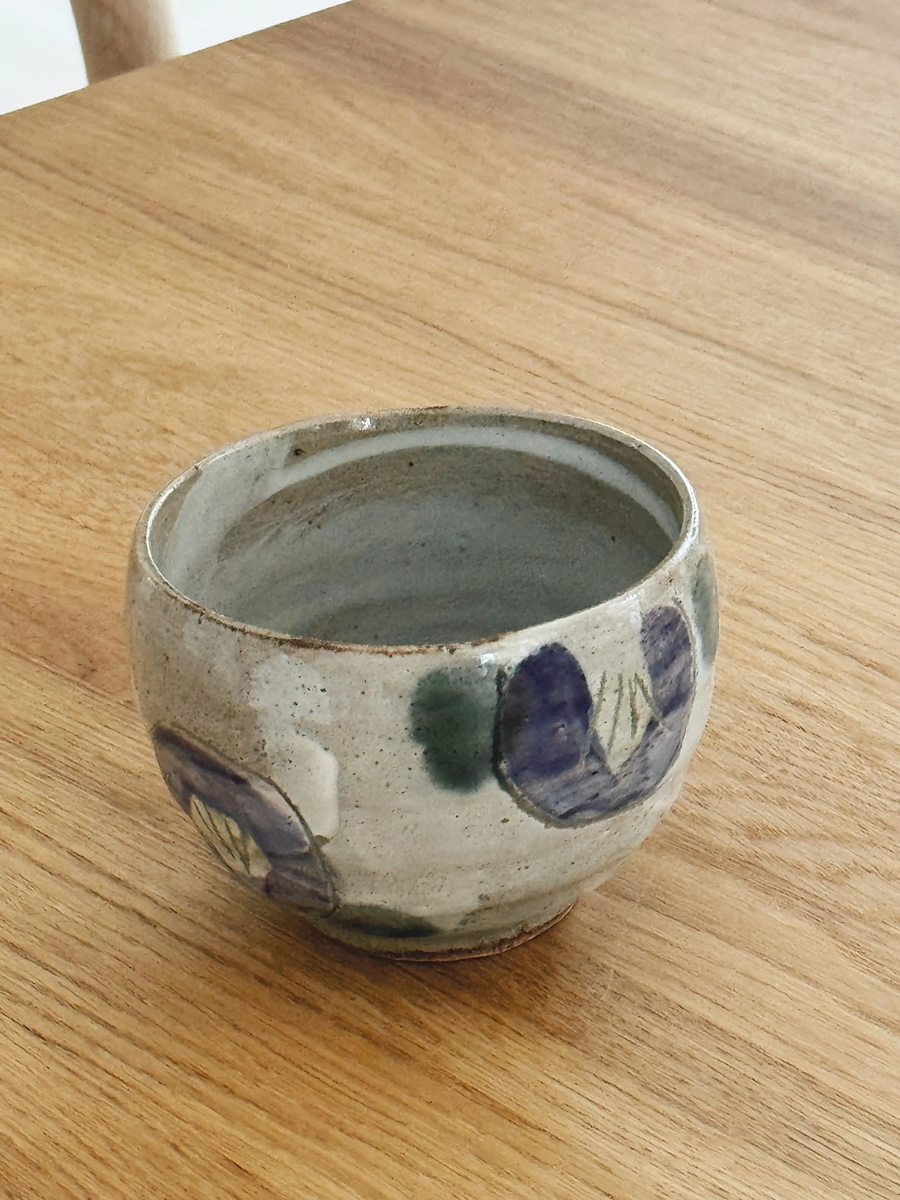 Japansk Keramikkop med Lilla Blomster | Ø 10 cm Studio Hafnia