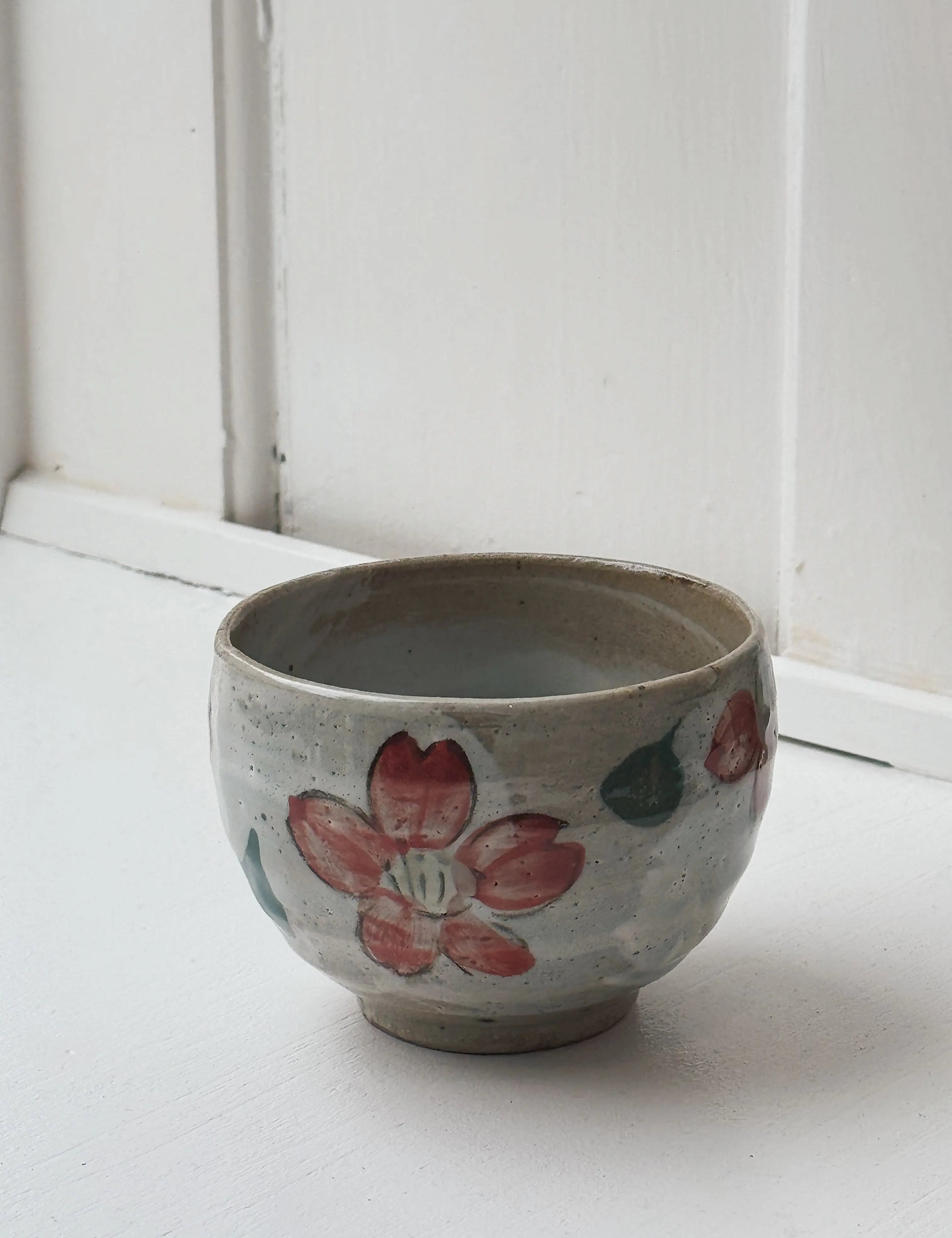 Japansk Kop i Mino Keramik med Blomster – 340 ml Studio Hafnia