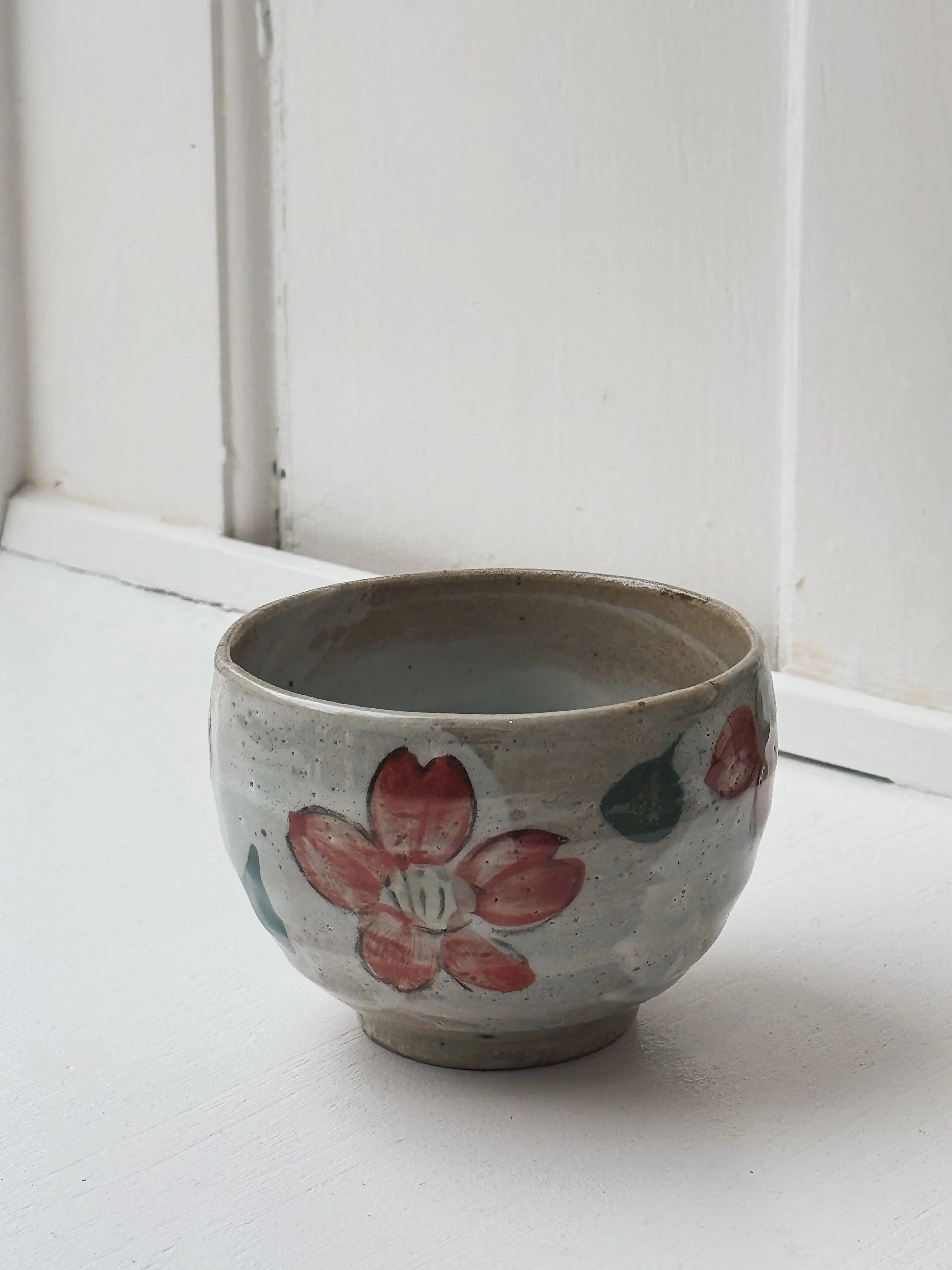 Japansk Kop i Mino Keramik med Blomster – 340 ml Studio Hafnia