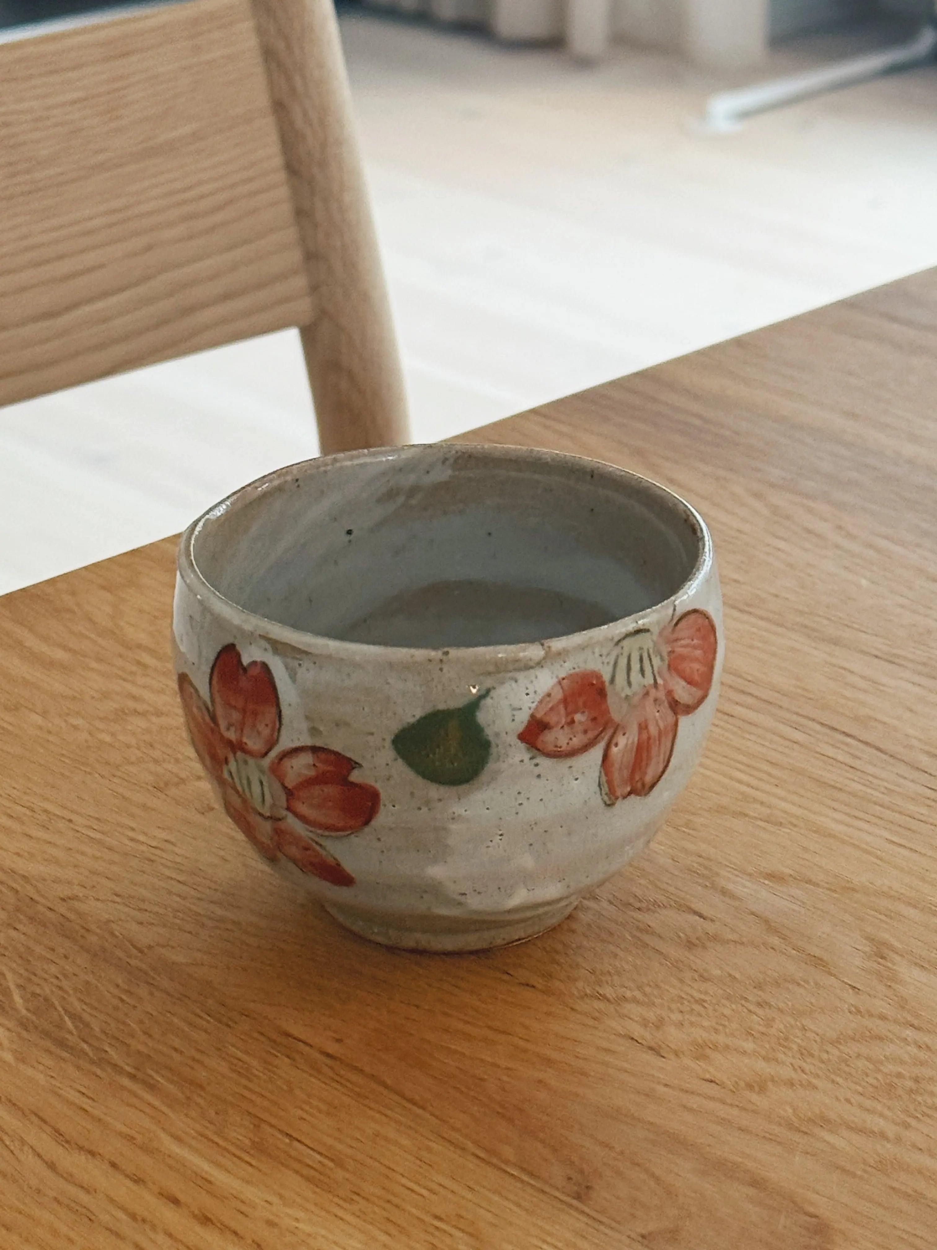 Japansk Kop i Mino Keramik med Blomster – 340 ml Studio Hafnia