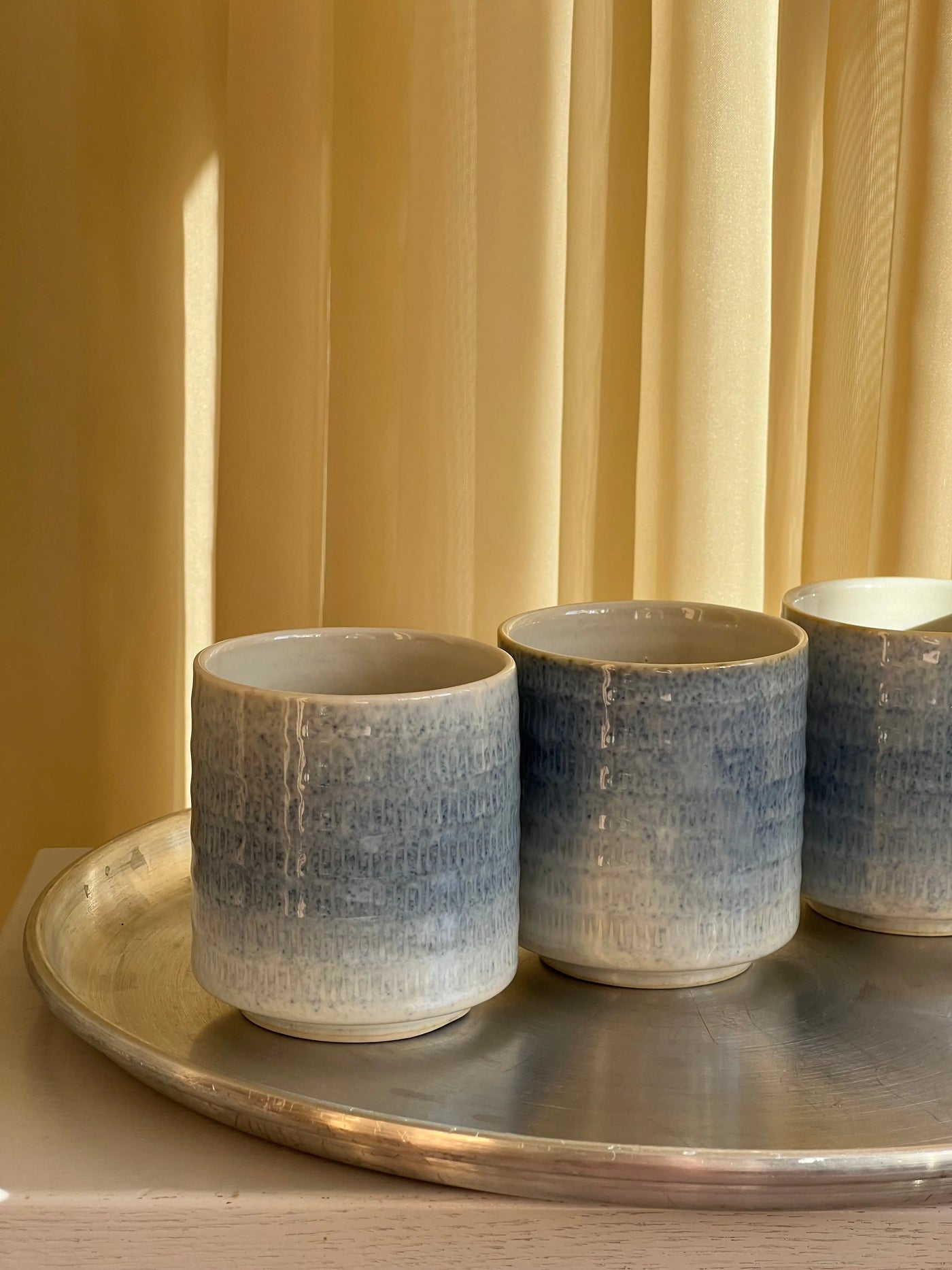 Japansk Krus i hvid keramik med blå splash uden hank Studio Hafnia