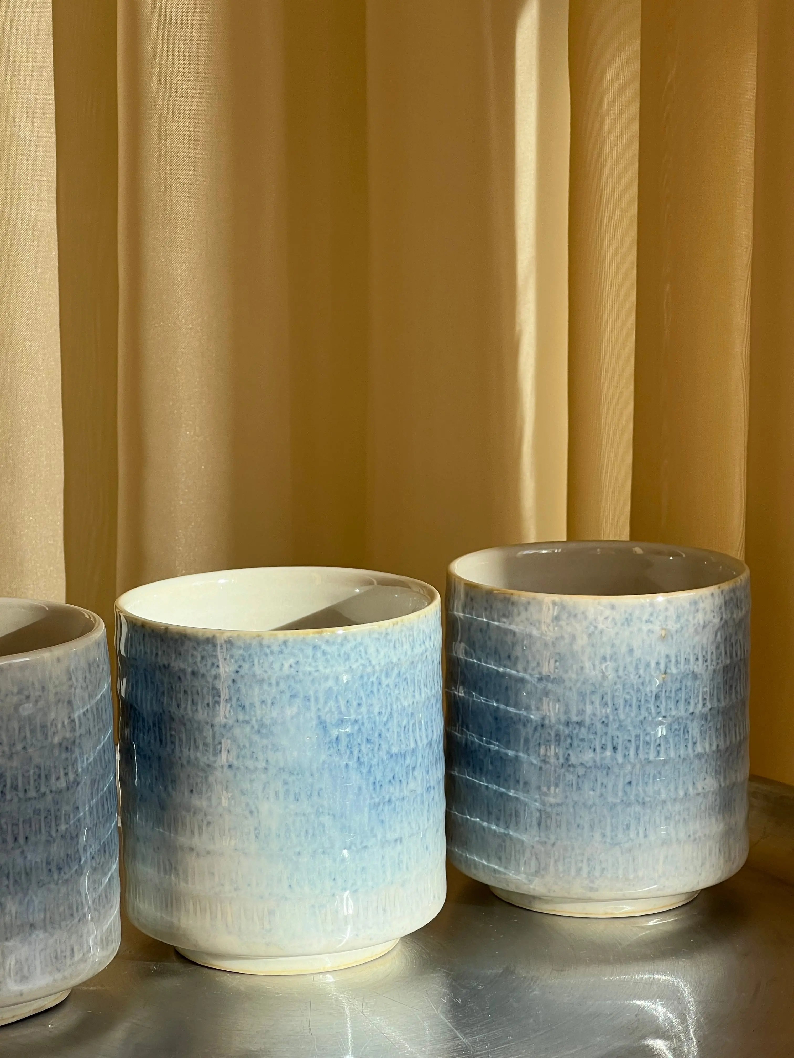 Japansk Krus i hvid keramik med blå splash uden hank Studio Hafnia