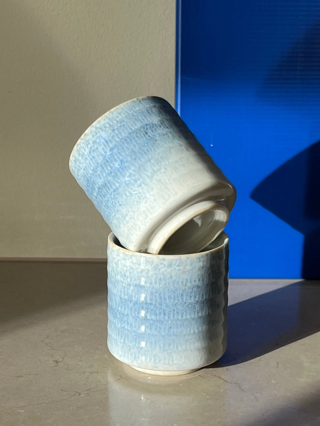Japansk Krus i hvid keramik med blå splash uden hank Studio Hafnia