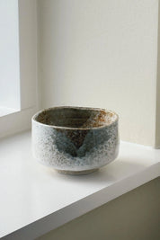 Japansk Matchaskål i Keramik – Hvid og Brun Spættet Glasur Studio Hafnia