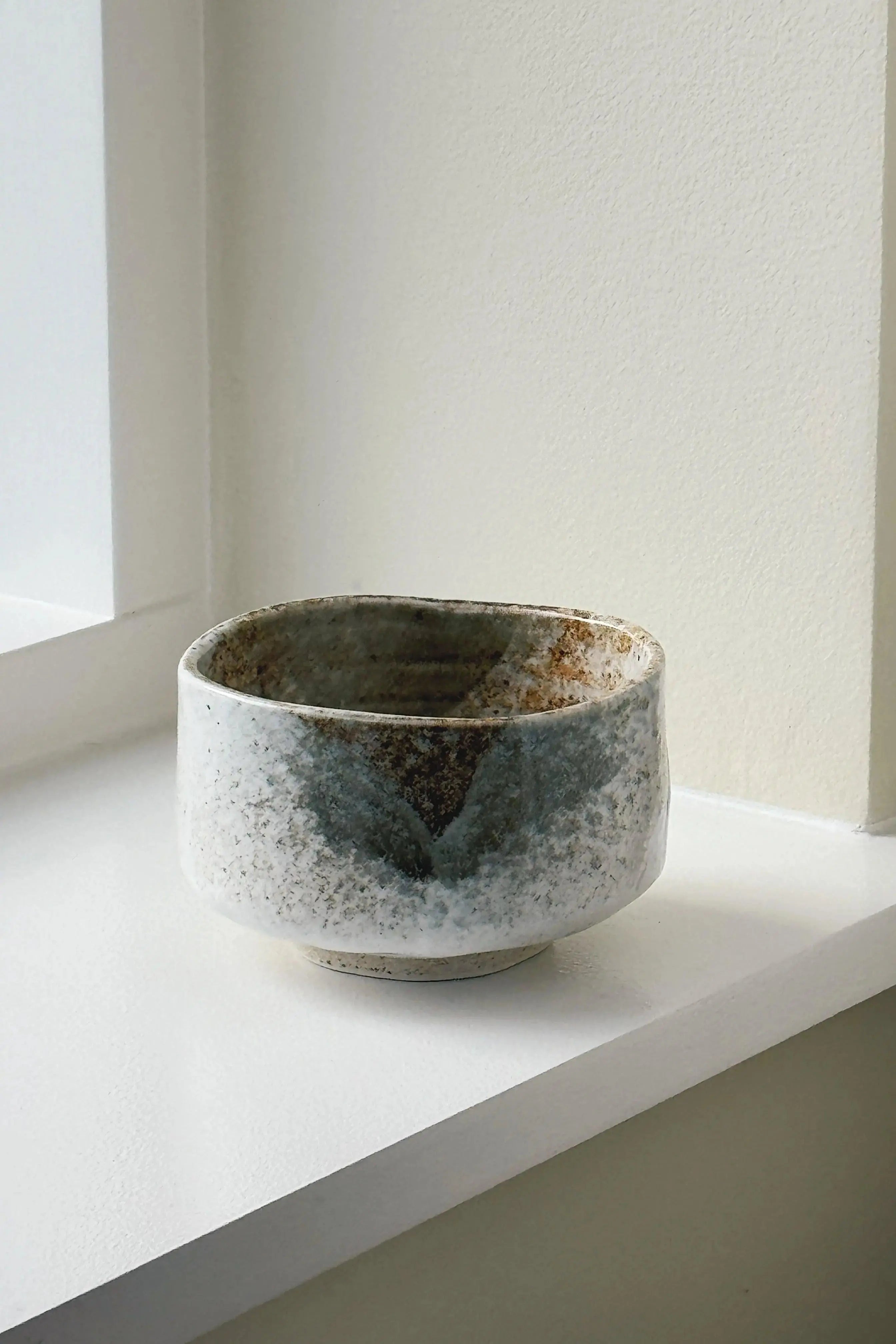 Japansk Matchaskål i Keramik – Hvid og Brun Spættet Glasur Studio Hafnia