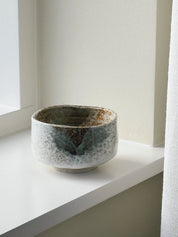 Japansk Matchaskål i Keramik – Hvid og Brun Spættet Glasur Studio Hafnia
