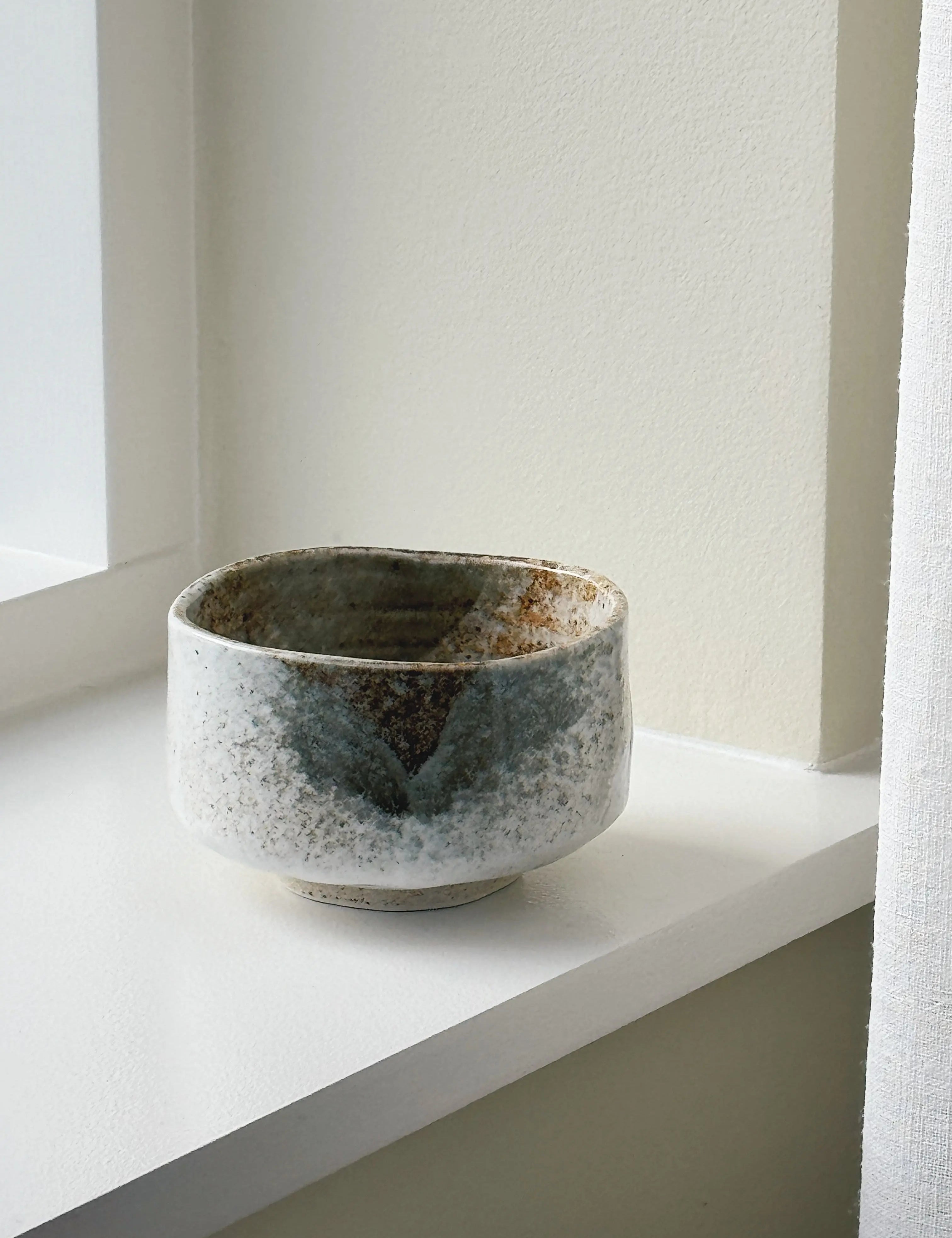 Japansk Matchaskål i Keramik – Hvid og Brun Spættet Glasur Studio Hafnia