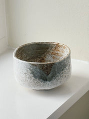 Japansk Matchaskål i Keramik – Hvid og Brun Spættet Glasur Studio Hafnia