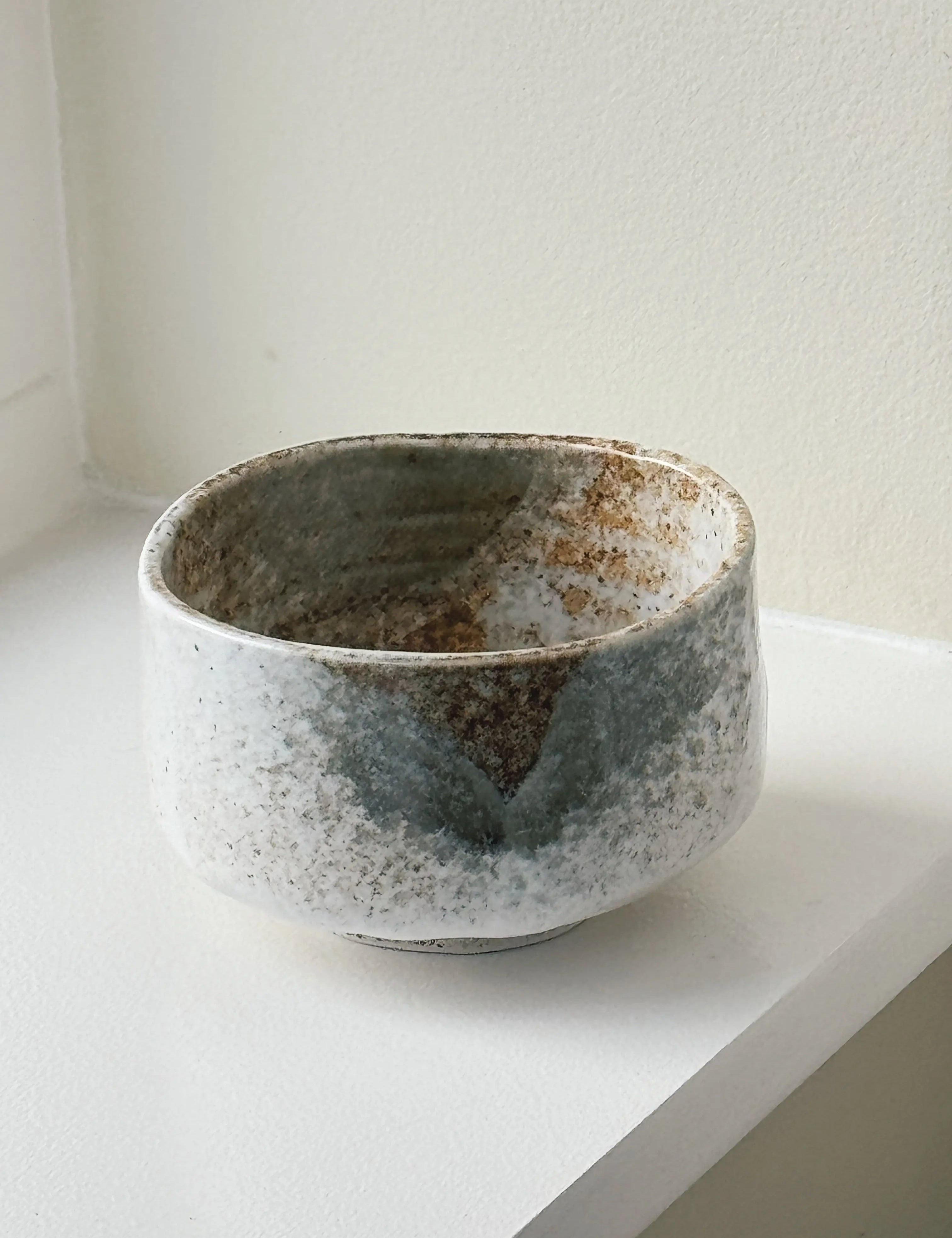 Japansk Matchaskål i Keramik – Hvid og Brun Spættet Glasur Studio Hafnia
