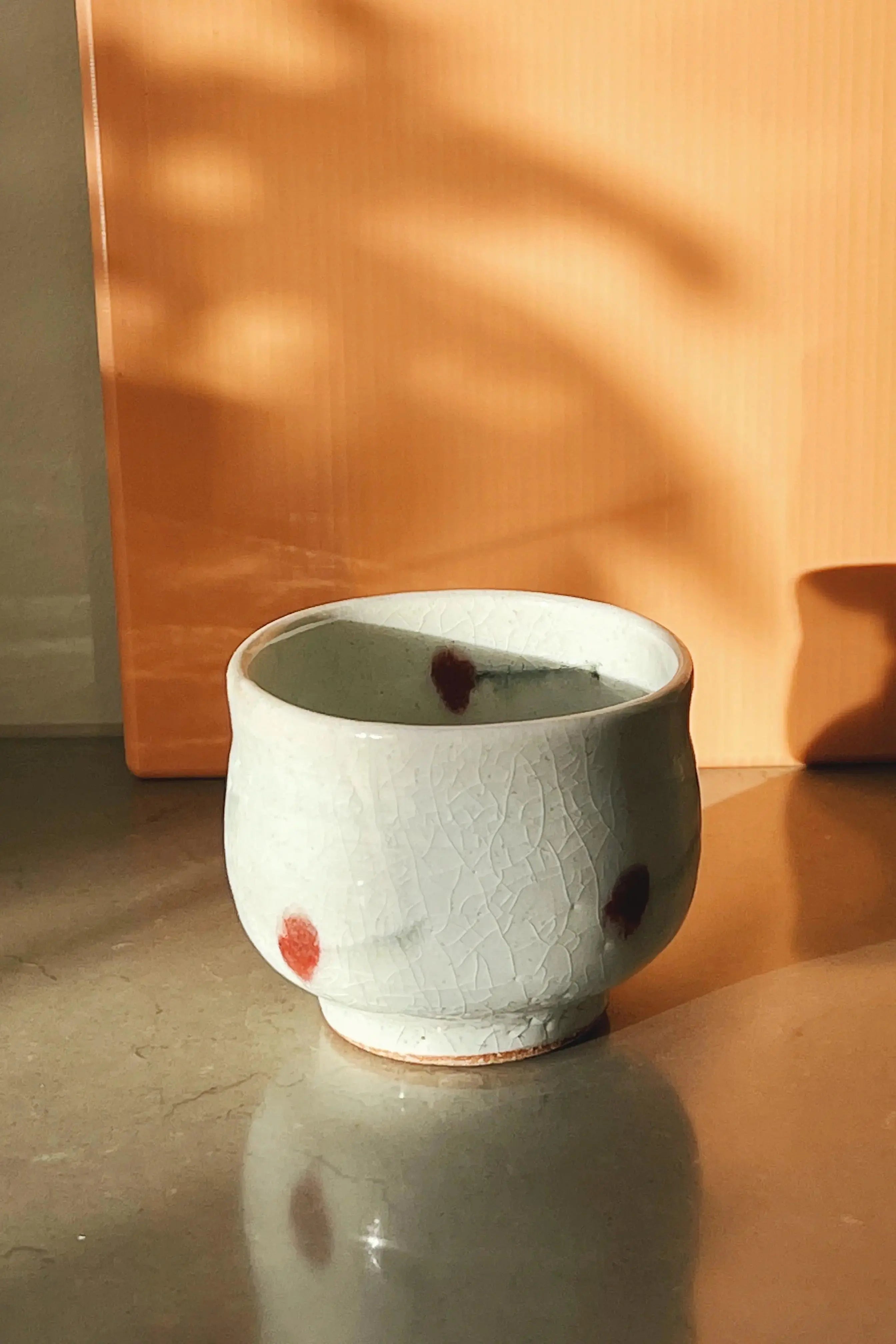 Japansk Shigaraki kop fra Japan i keramik | Hvid med kirsebær Studio Hafnia