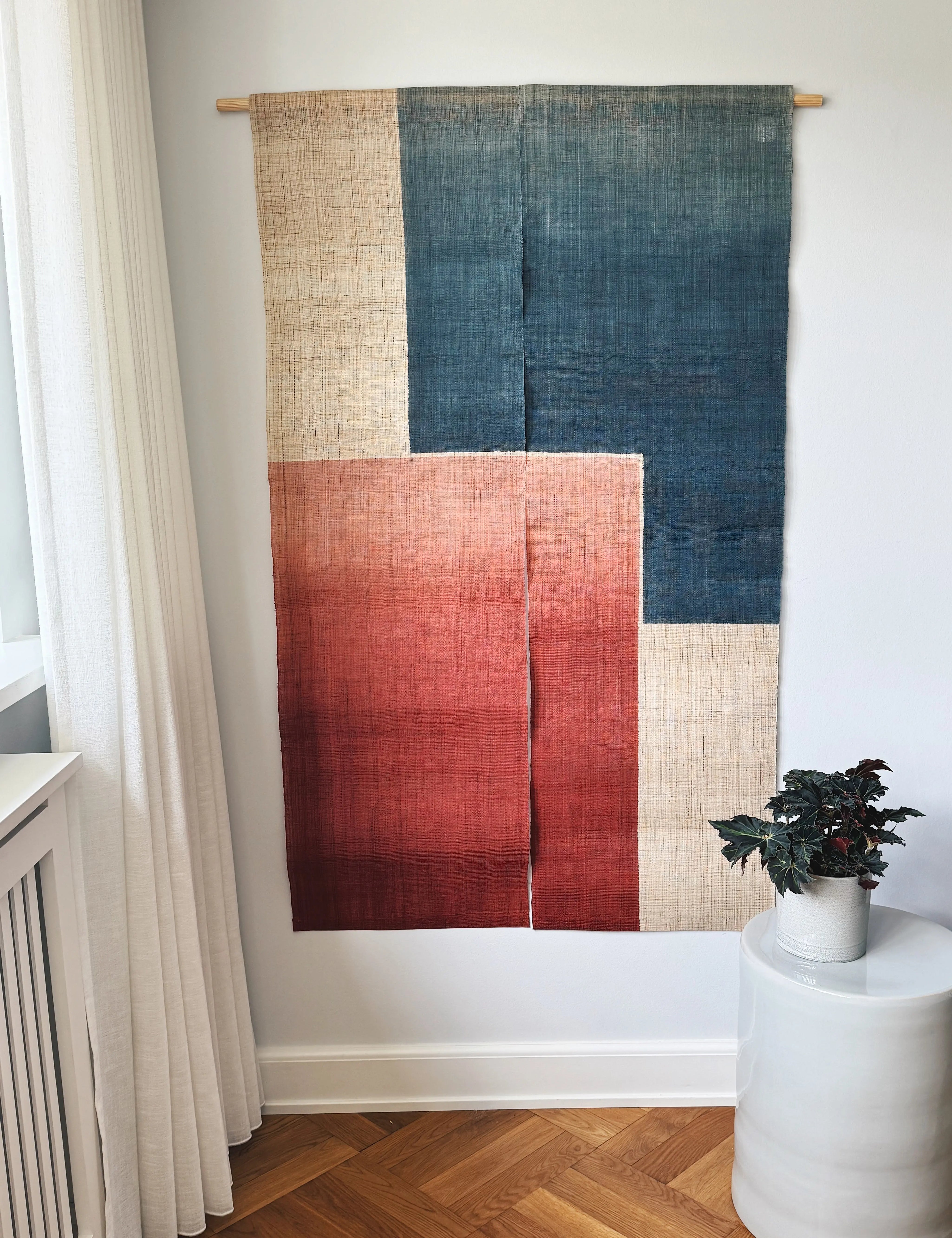 Japansk Vægtæppe i Hamp med Ophæng | Geometrisk Rød & Blå | 150 × 88 cm Studio Hafnia