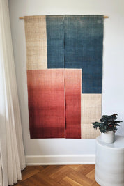 Japansk Vægtæppe i Hamp med Ophæng | Geometrisk Rød & Blå | 150 × 88 cm Studio Hafnia