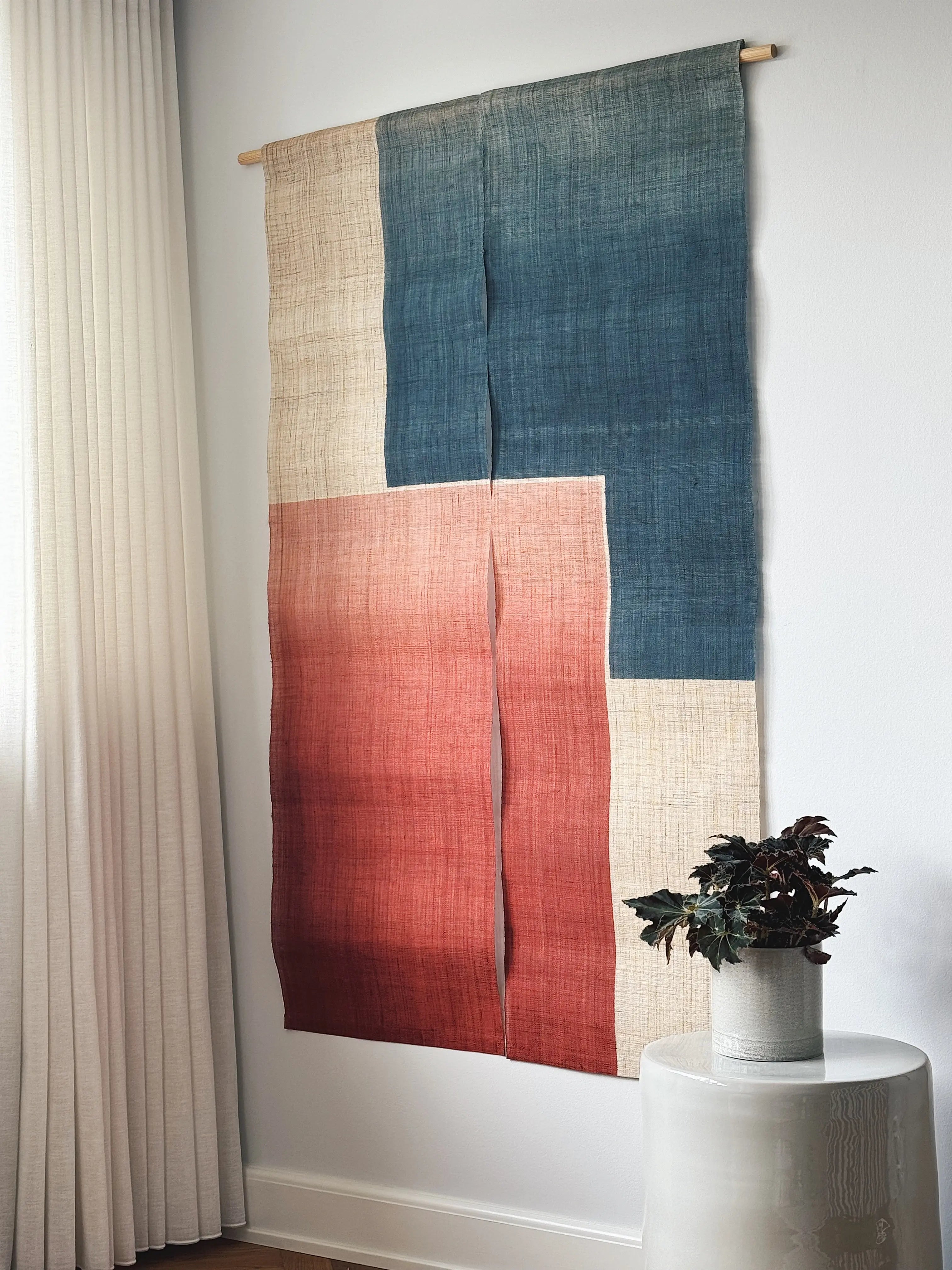 Japansk Vægtæppe i Hamp med Ophæng | Geometrisk Rød & Blå | 150 × 88 cm Studio Hafnia