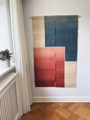 Japansk Vægtæppe i Hamp med Ophæng | Geometrisk Rød & Blå | 150 × 88 cm Studio Hafnia