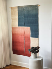 Japansk Vægtæppe i Hamp med Ophæng | Geometrisk Rød & Blå | 150 × 88 cm Studio Hafnia