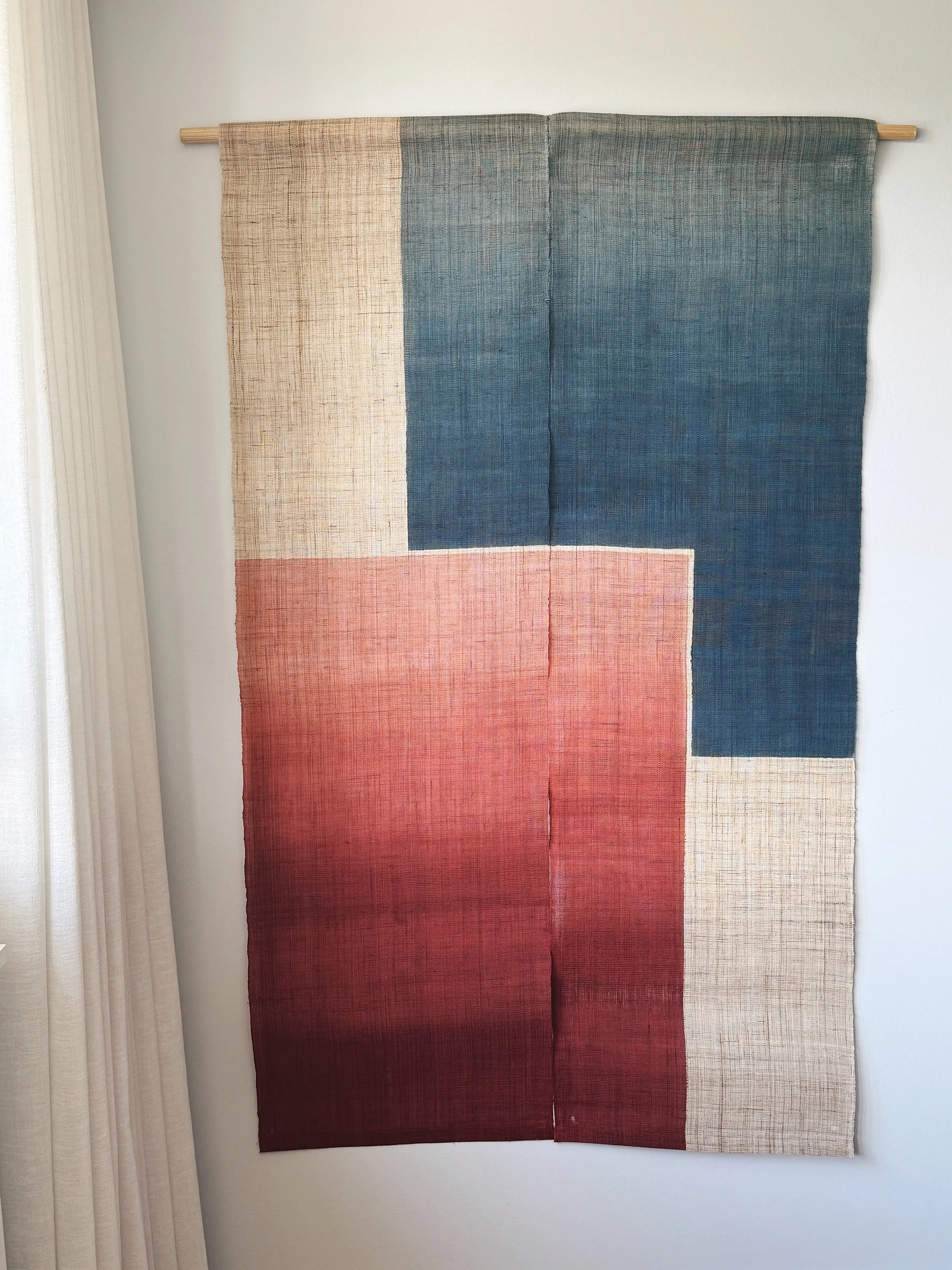 Japansk Vægtæppe i Hamp med Ophæng | Geometrisk Rød & Blå | 150 × 88 cm Studio Hafnia