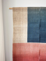 Japansk Vægtæppe i Hamp med Ophæng | Geometrisk Rød & Blå | 150 × 88 cm Studio Hafnia
