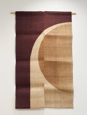 Japansk Vægtæppe i Hamp med Ophæng | Halvcirkelmotiv i Bordeaux og Beige | 150 × 88 cm Studio Hafnia