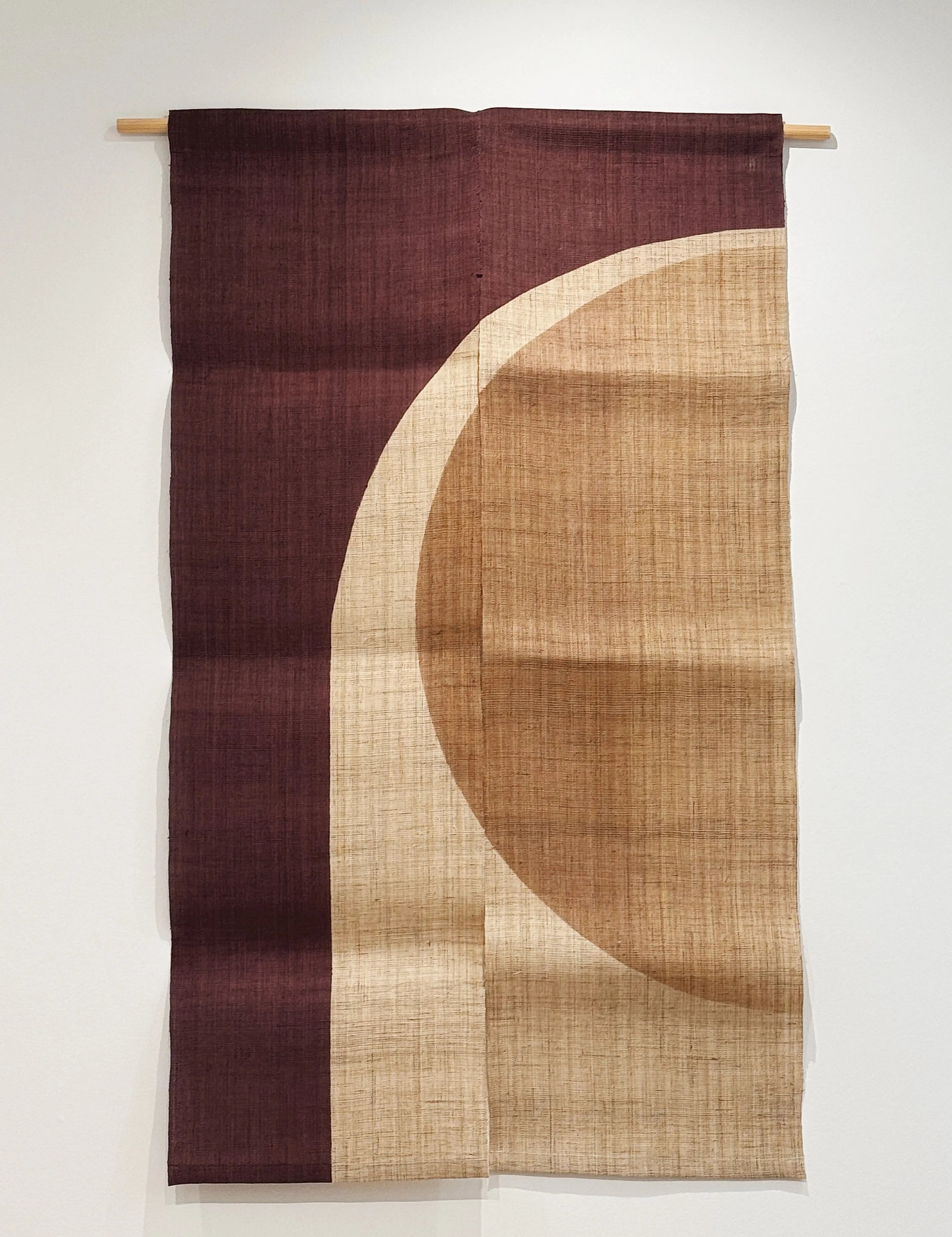 Japansk Vægtæppe i Hamp med Ophæng | Halvcirkelmotiv i Bordeaux og Beige | 150 × 88 cm Studio Hafnia
