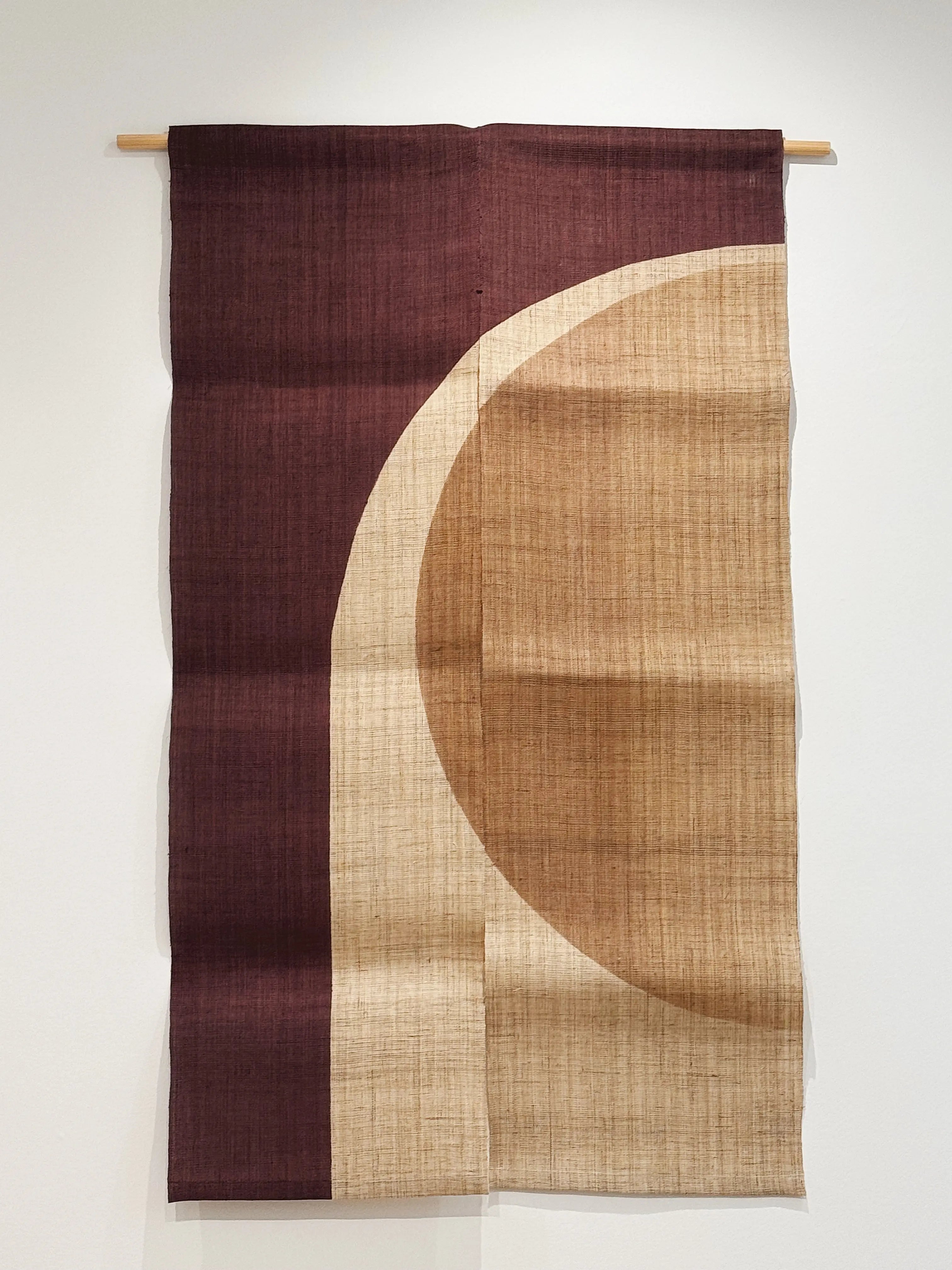 Japansk Vægtæppe i Hamp med Ophæng | Halvcirkelmotiv i Bordeaux og Beige | 150 × 88 cm Studio Hafnia
