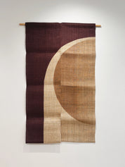 Japansk Vægtæppe i Hamp med Ophæng | Halvcirkelmotiv i Bordeaux og Beige | 150 × 88 cm Studio Hafnia