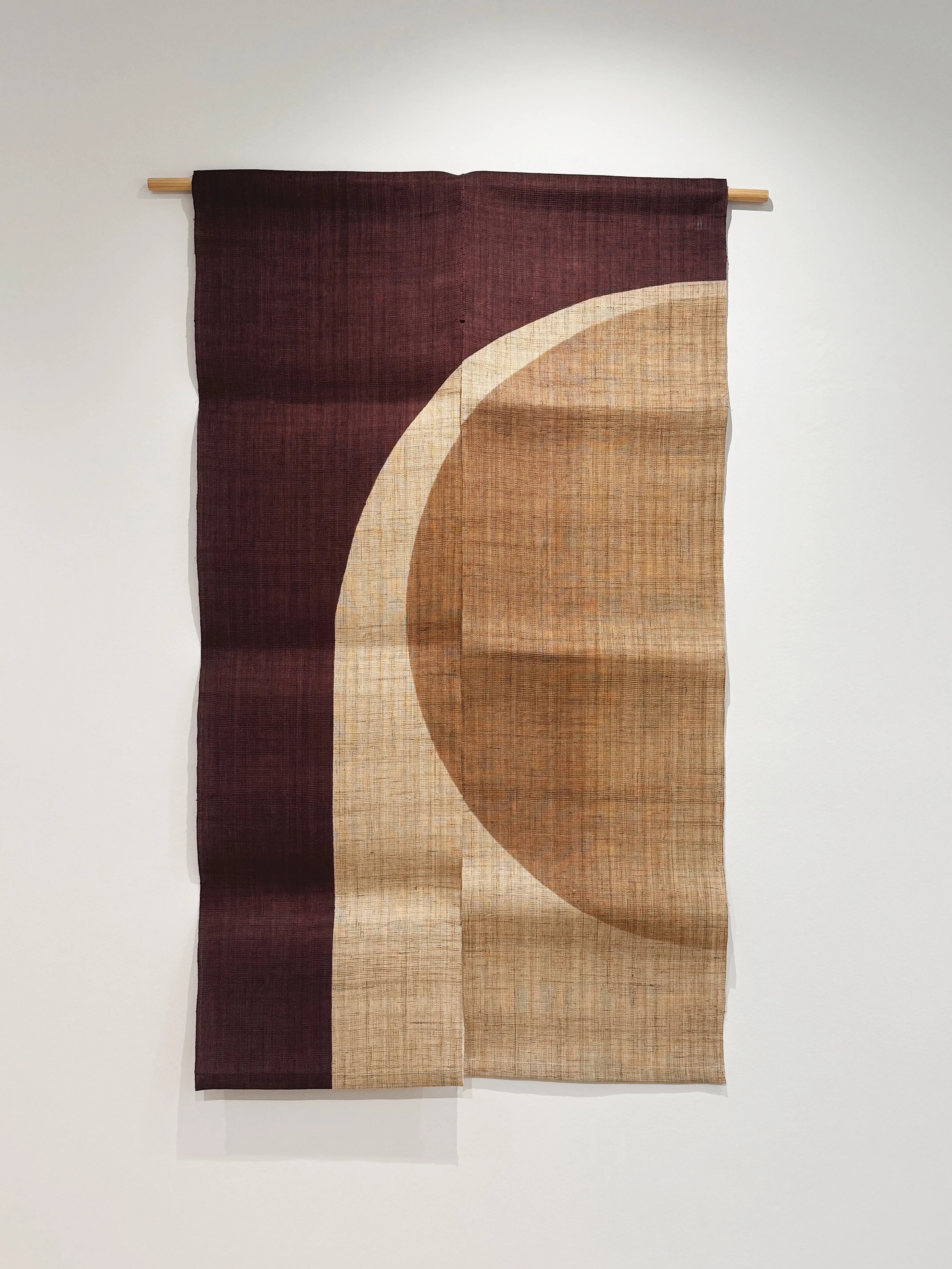 Japansk Vægtæppe i Hamp med Ophæng | Halvcirkelmotiv i Bordeaux og Beige | 150 × 88 cm Studio Hafnia