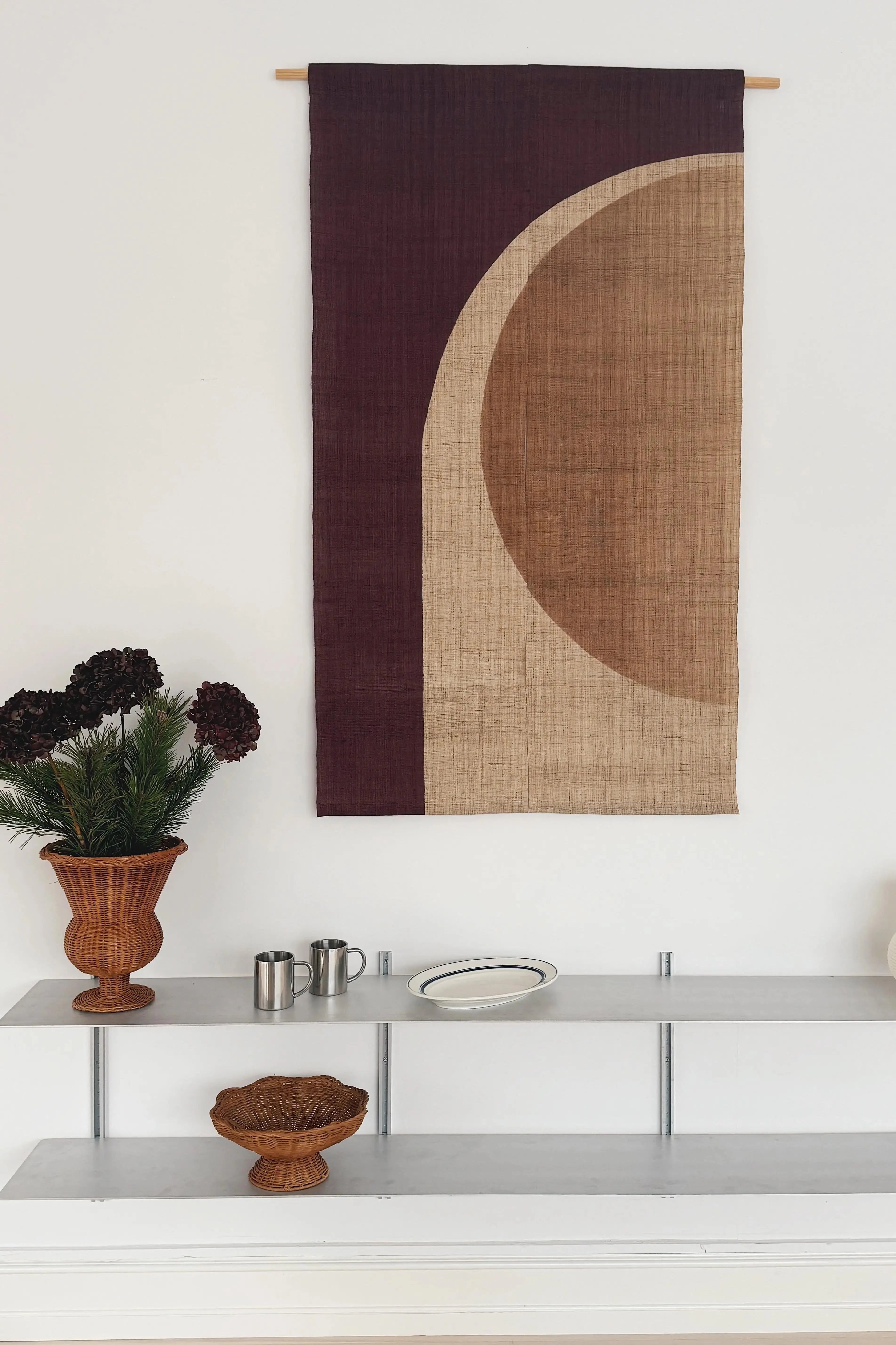 Japansk Vægtæppe i Hamp med Ophæng | Halvcirkelmotiv i Bordeaux og Beige | 150 × 88 cm Studio Hafnia