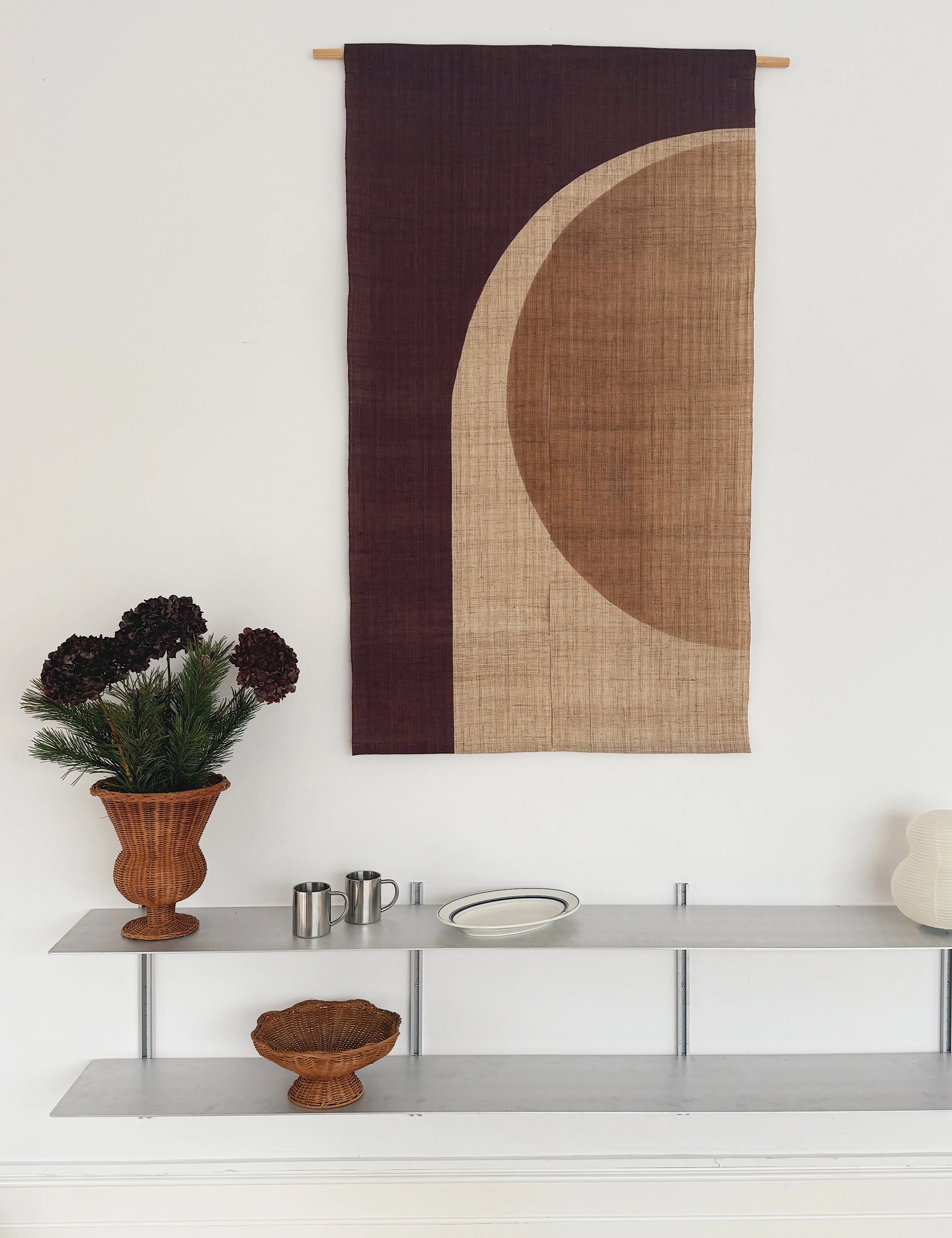 Japansk Vægtæppe i Hamp med Ophæng | Halvcirkelmotiv i Bordeaux og Beige | 150 × 88 cm Studio Hafnia