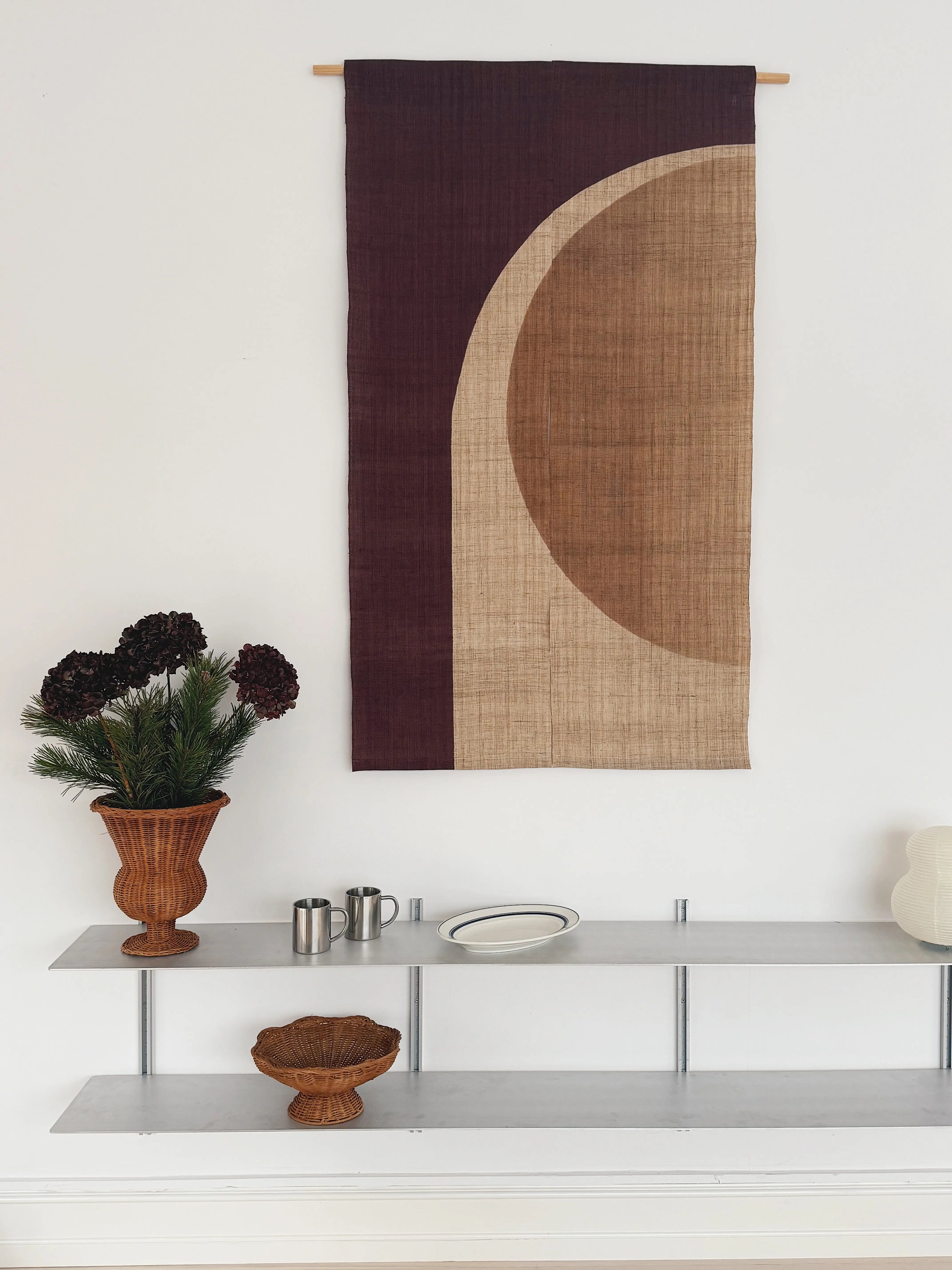Japansk Vægtæppe i Hamp med Ophæng | Halvcirkelmotiv i Bordeaux og Beige | 150 × 88 cm Studio Hafnia
