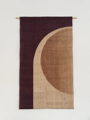 Japansk Vægtæppe i Hamp med Ophæng | Halvcirkelmotiv i Bordeaux og Beige | 150 × 88 cm Studio Hafnia