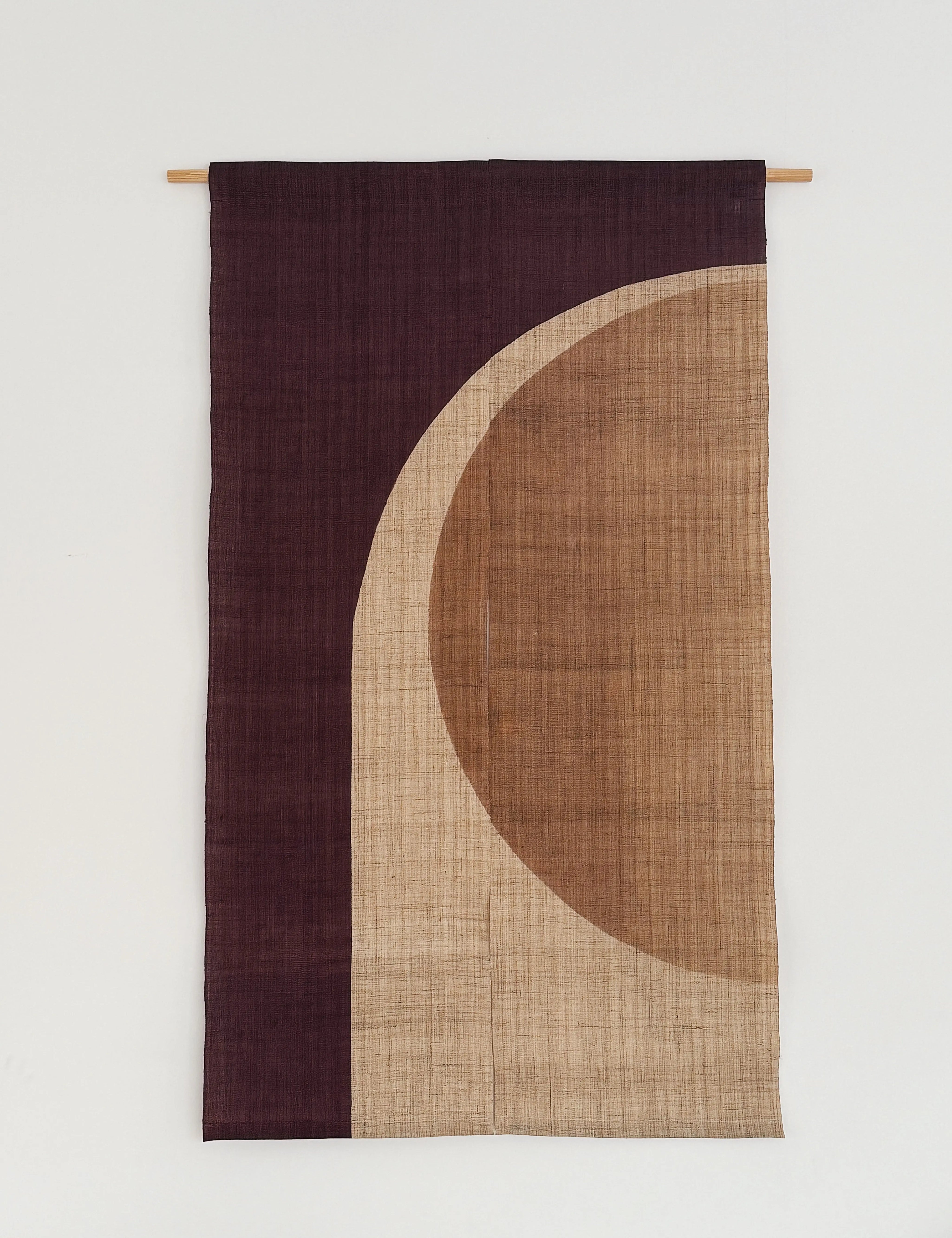 Japansk Vægtæppe i Hamp med Ophæng | Halvcirkelmotiv i Bordeaux og Beige | 150 × 88 cm Studio Hafnia