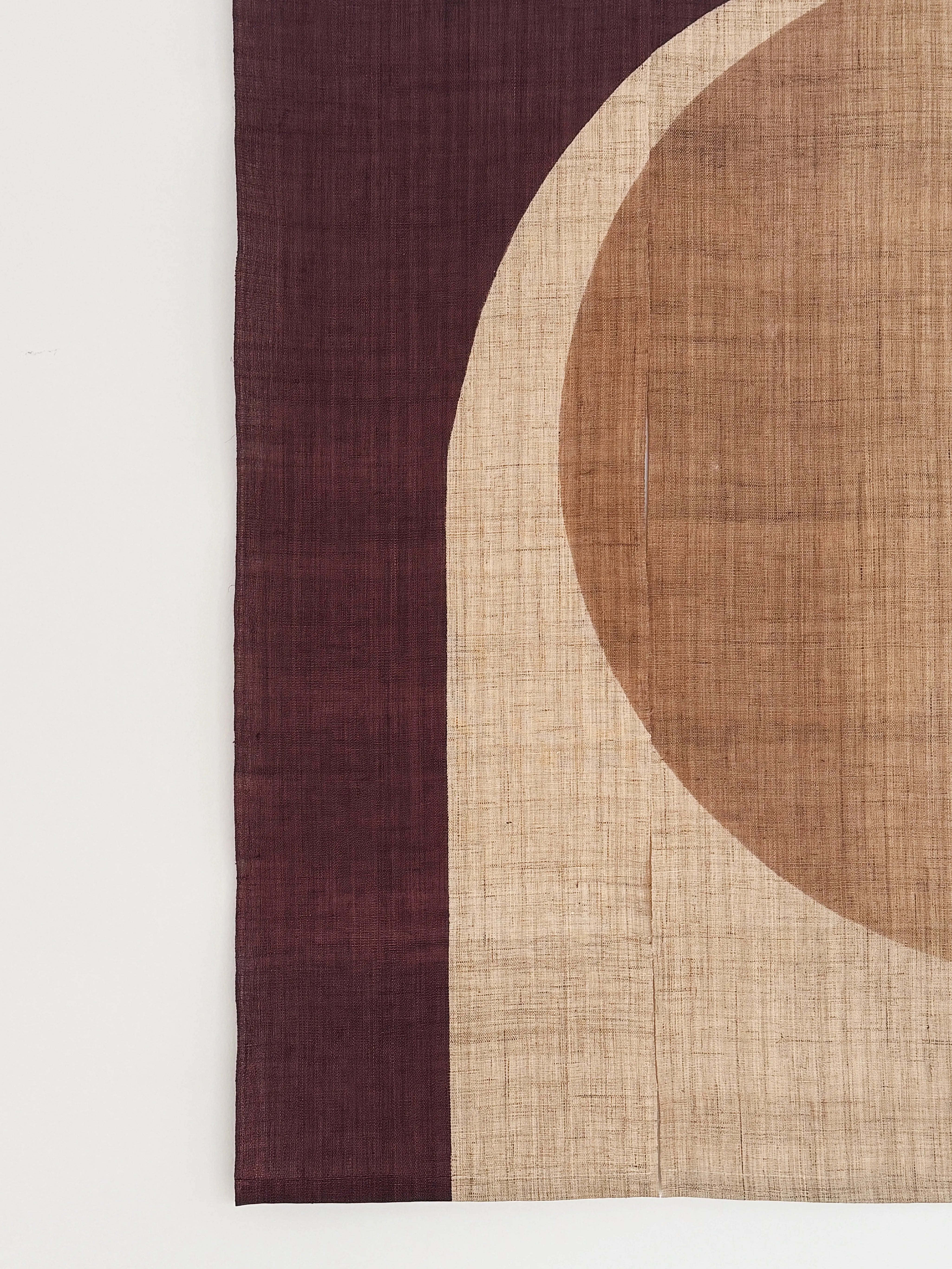 Japansk Vægtæppe i Hamp med Ophæng | Halvcirkelmotiv i Bordeaux og Beige | 150 × 88 cm Studio Hafnia