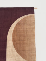 Japansk Vægtæppe i Hamp med Ophæng | Halvcirkelmotiv i Bordeaux og Beige | 150 × 88 cm Studio Hafnia