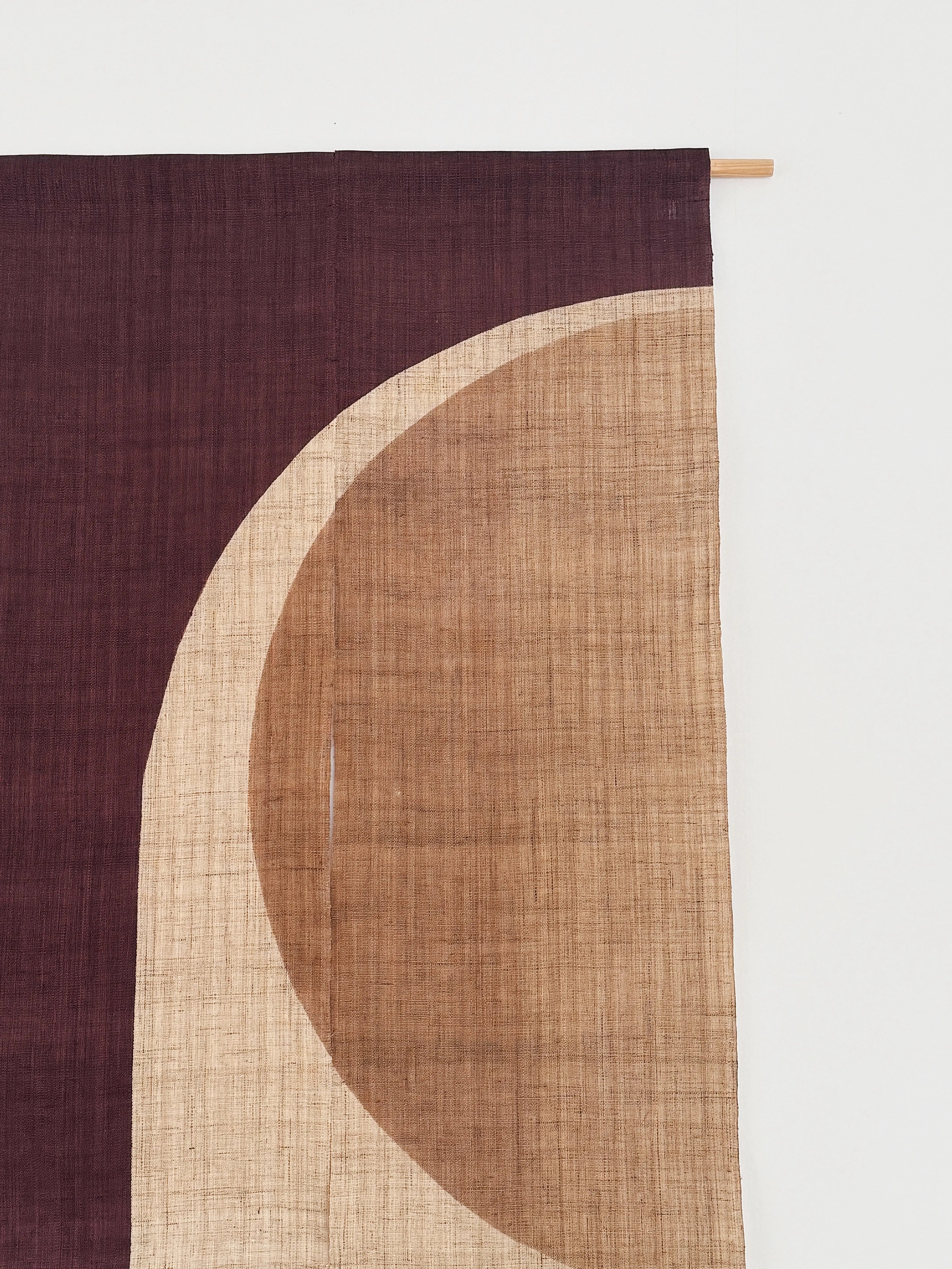 Japansk Vægtæppe i Hamp med Ophæng | Halvcirkelmotiv i Bordeaux og Beige | 150 × 88 cm Studio Hafnia