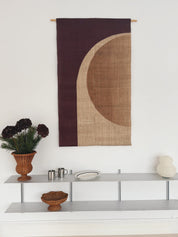 Japansk Vægtæppe i Hamp med Ophæng | Halvcirkelmotiv i Bordeaux og Beige | 150 × 88 cm Studio Hafnia