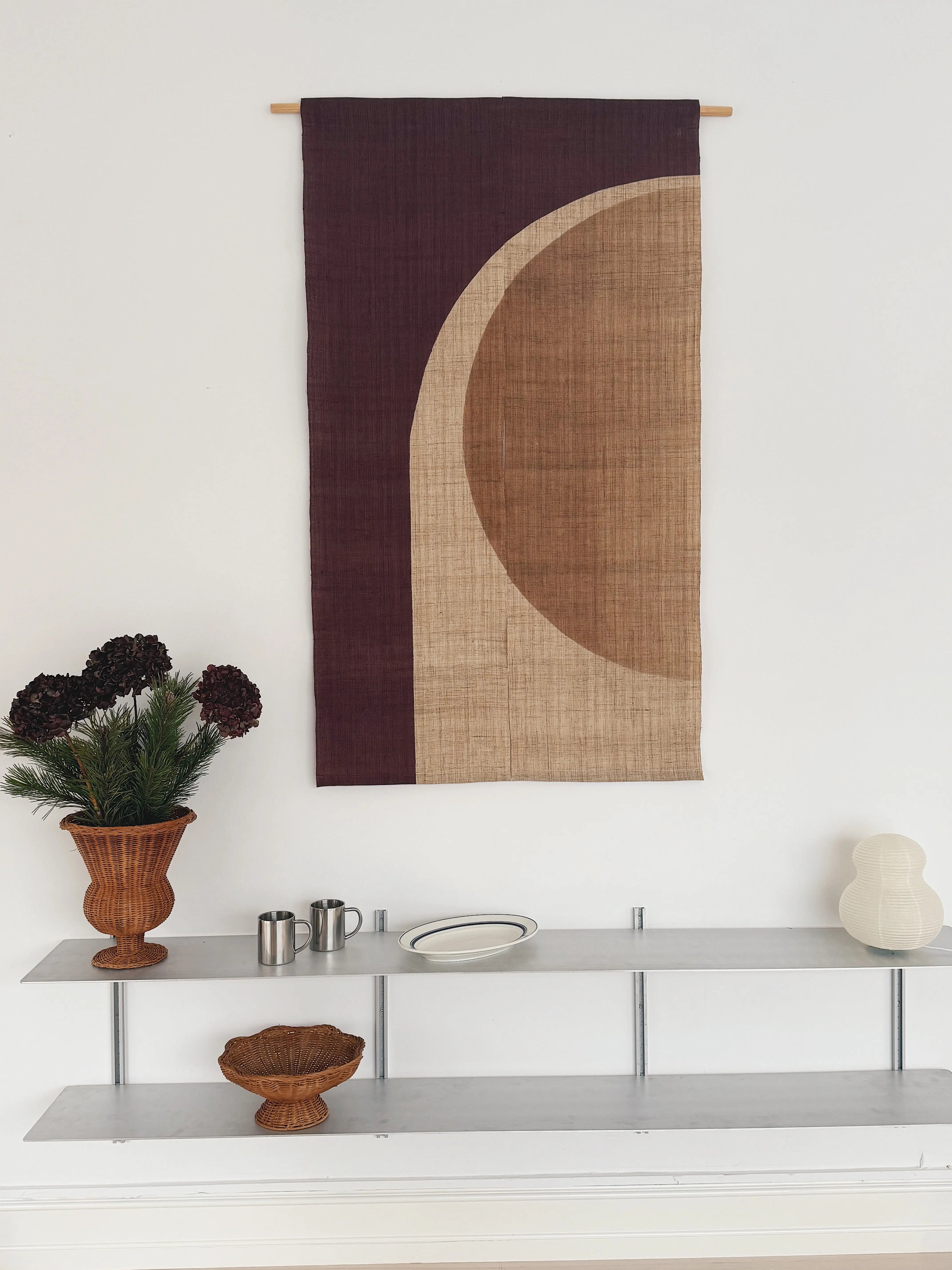 Japansk Vægtæppe i Hamp med Ophæng | Halvcirkelmotiv i Bordeaux og Beige | 150 × 88 cm Studio Hafnia