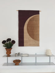 Japansk Vægtæppe i Hamp med Ophæng | Halvcirkelmotiv i Bordeaux og Beige | 150 × 88 cm Studio Hafnia
