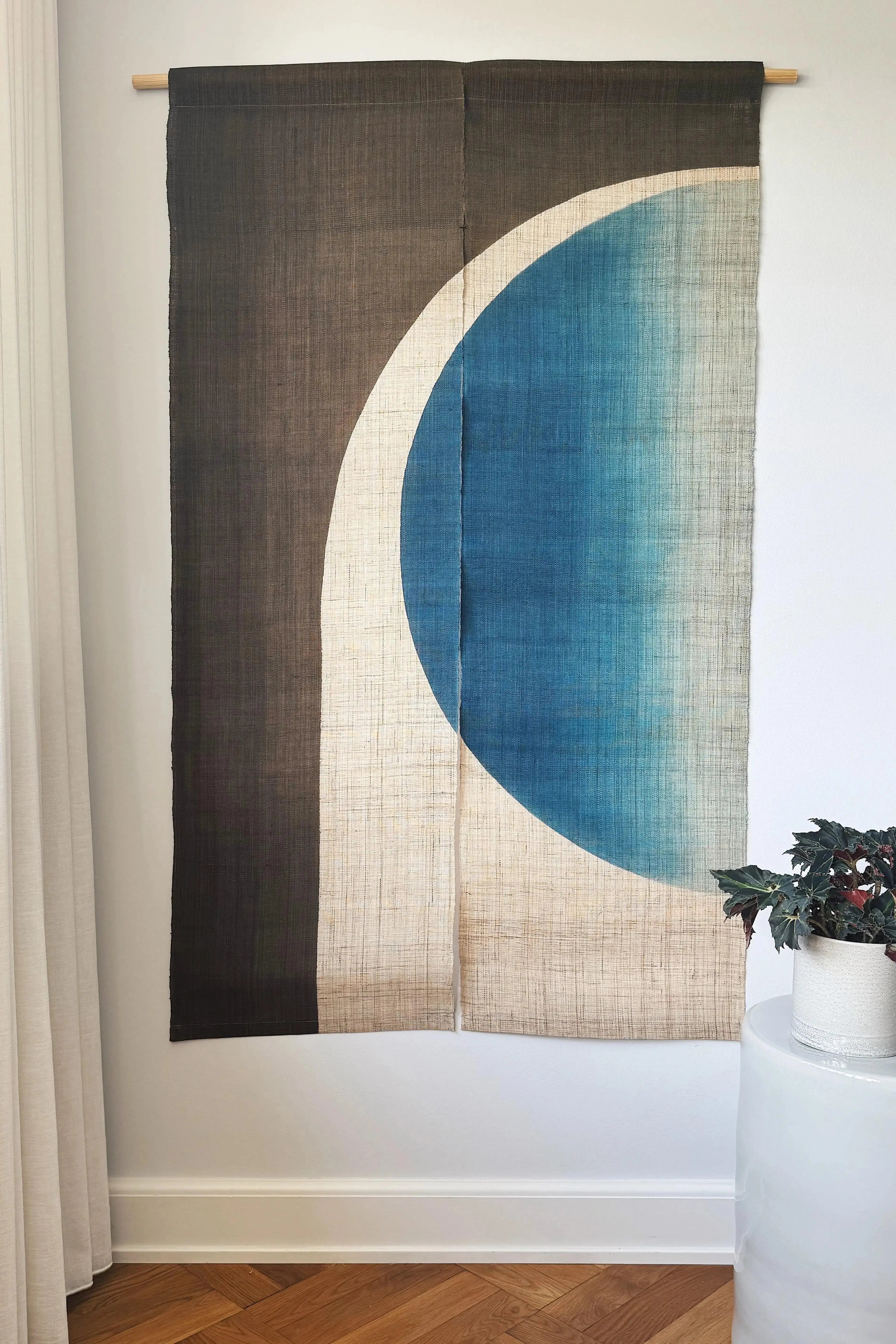 Japansk Vægtæppe i Hamp med Ophæng | Halvcirkelmotiv i Khaki & Blå | 150 × 88 cm Studio Hafnia