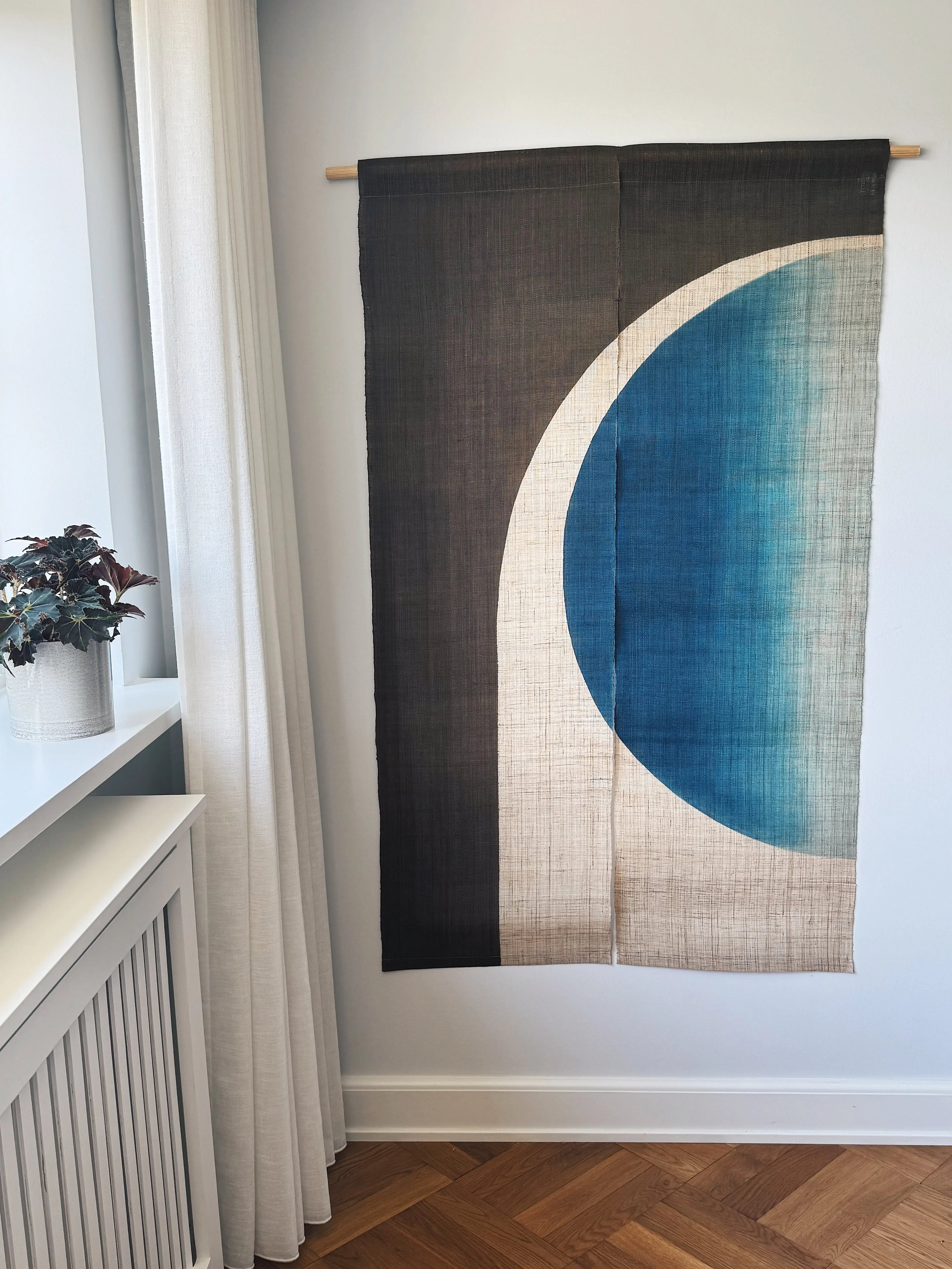 Japansk Vægtæppe i Hamp med Ophæng | Halvcirkelmotiv i Khaki & Blå | 150 × 88 cm Studio Hafnia