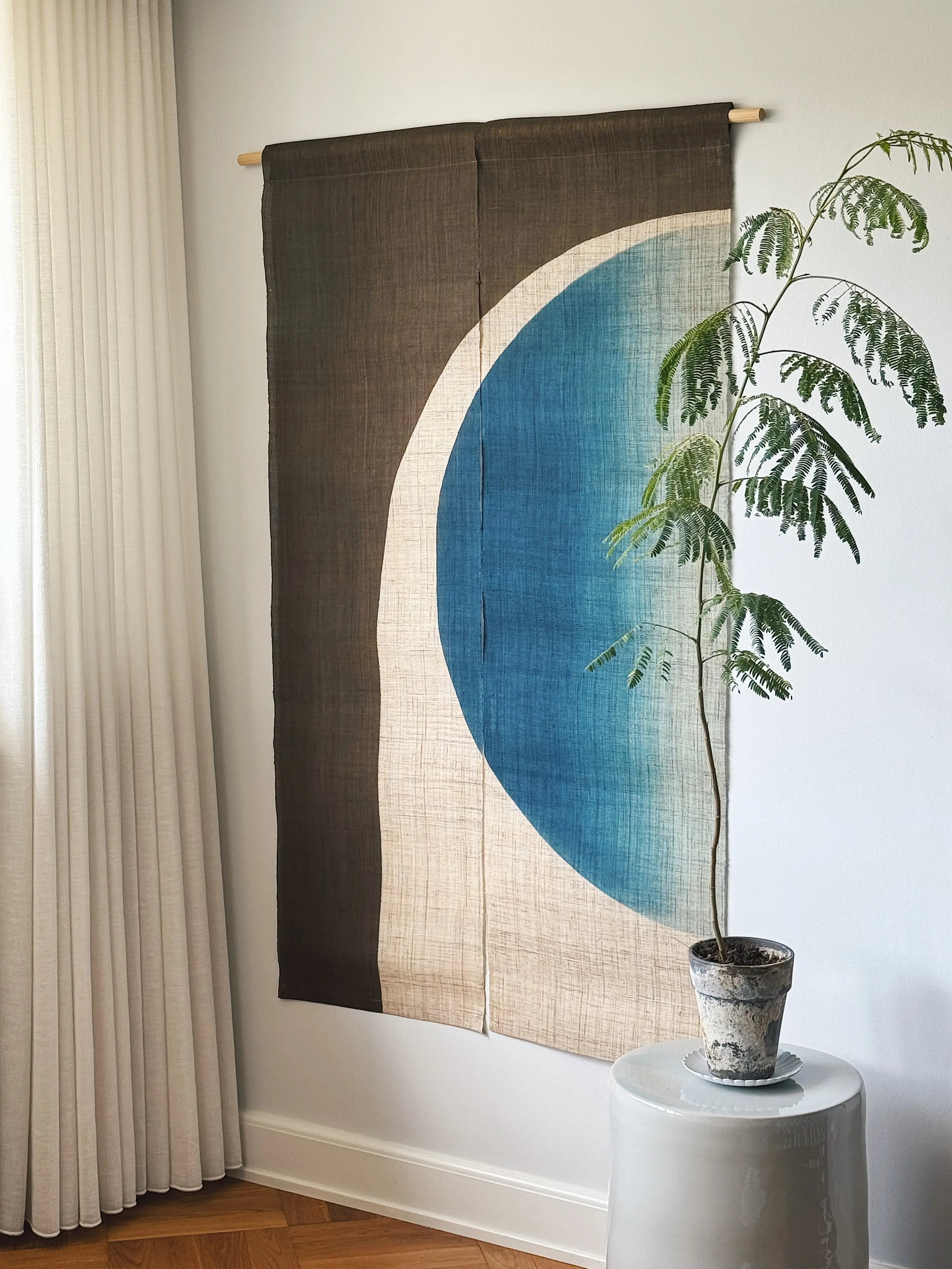 Japansk Vægtæppe i Hamp med Ophæng | Halvcirkelmotiv i Khaki & Blå | 150 × 88 cm Studio Hafnia
