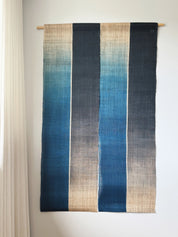Japansk Vægtæppe i Hamp med Ophæng | Stribet i Blå & Natur | 150 × 88 cm Studio Hafnia