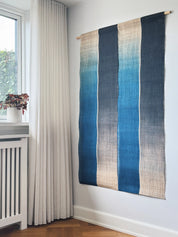Japansk Vægtæppe i Hamp med Ophæng | Stribet i Blå & Natur | 150 × 88 cm Studio Hafnia